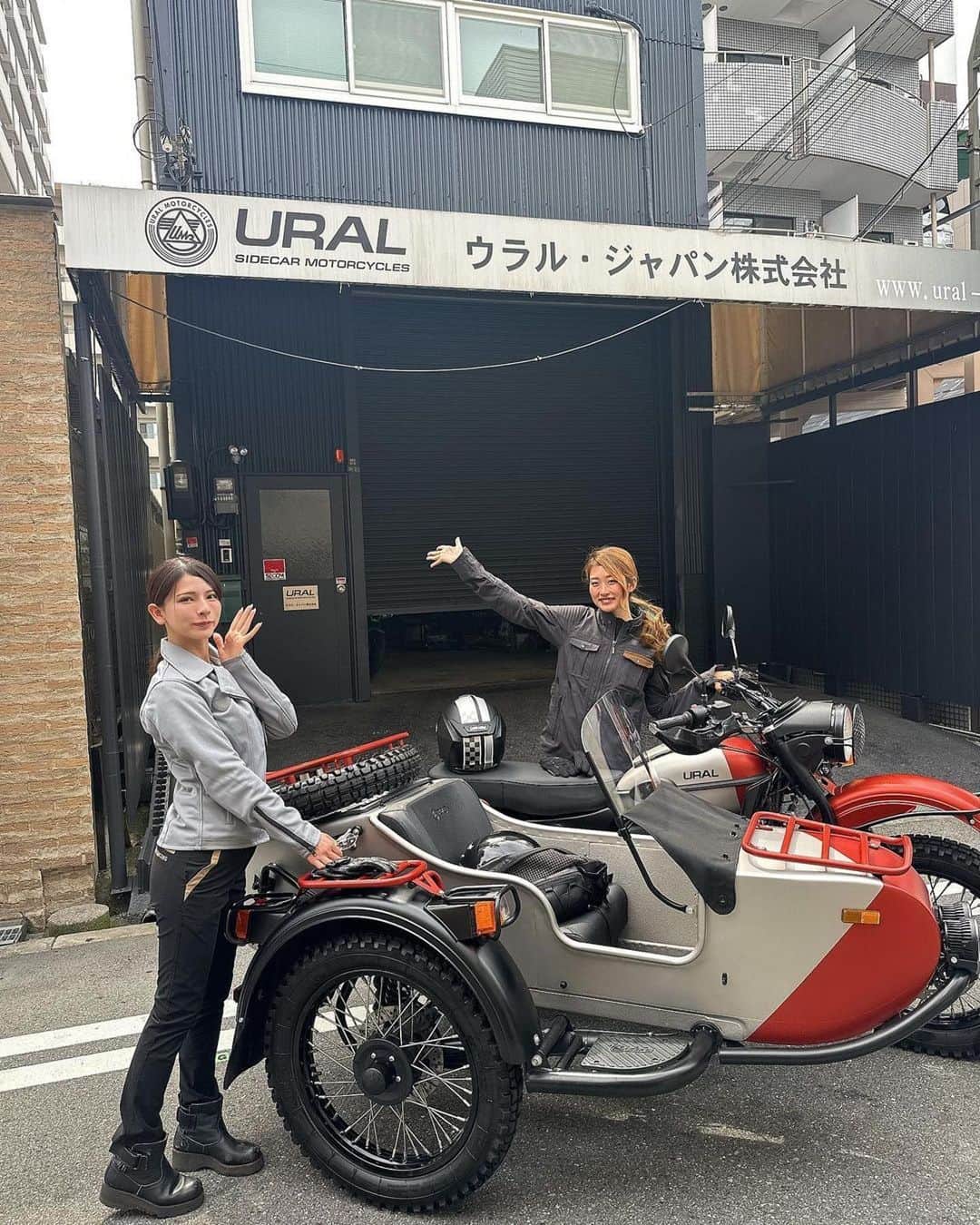 Ural Motorcyclesさんのインスタグラム写真 - (Ural MotorcyclesInstagram)「昨日、みうさん @miu_haduki とかすみさん @kasumithr に取材してもらいました！ダブルビューティー(ウラルサイドカーを含めてトリプルビューティーかな？)のインパクトが強すぎじゃないですか！😅 「Adventure's」は7/31に発売されます。 2人のURAL旅が掲載されます♪ 楽しみにしてくださいね！」6月21日 12時30分 - ural_japan_official