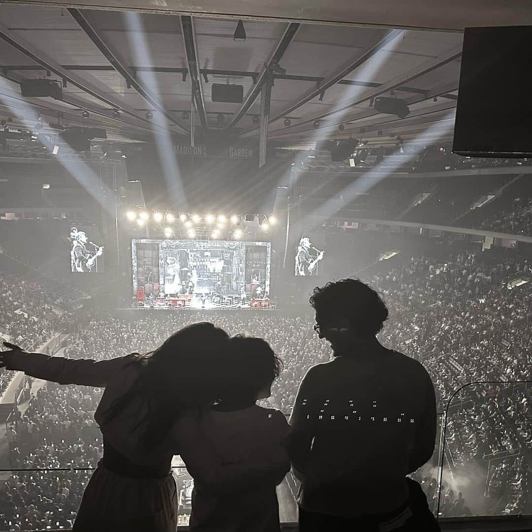 エイドイア・アージョナのインスタグラム：「Que orgullo festejarte papá @ricardoarjona #blancoynegrotour」