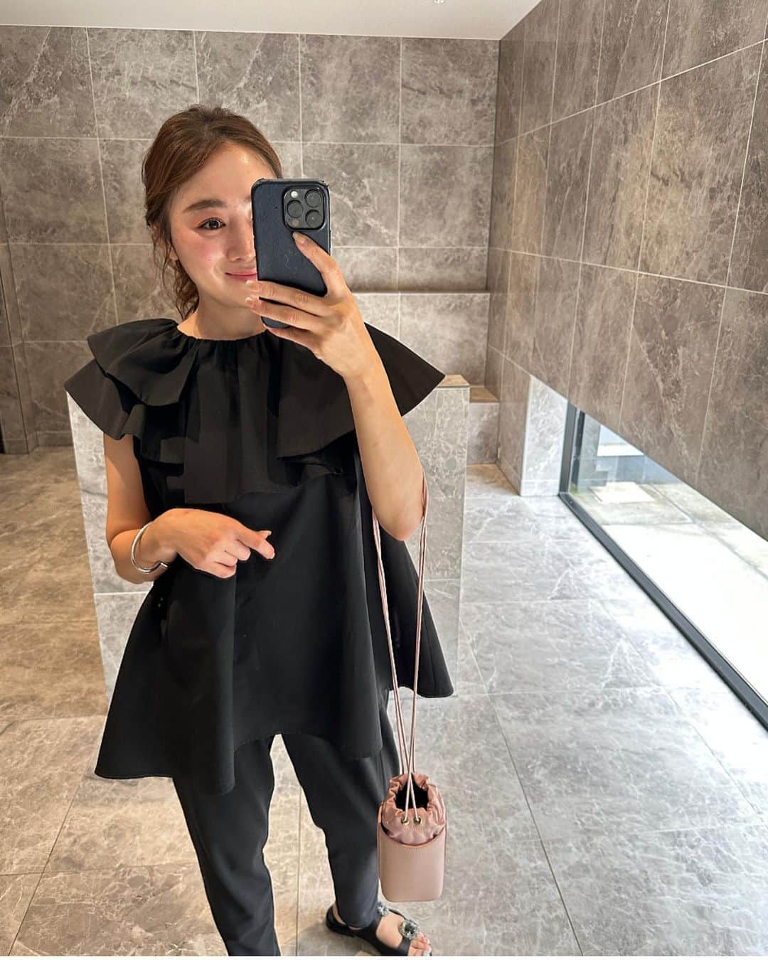 Keikooooooのインスタグラム：「コーデ🖤  @sorin__official のblouseと @liten.official の365pants合わせ💓 肩のフリルが華やかで可愛い🥰 6/23(金)発売のブラウスみたいです✨  blouse @sorin__official  pants @liten.official  sandal @manoloblahnik   #SORINstyle#sorin#コーデ#コーディネート#ママコーデ#シンプルコーデ #シンプル#大人かわいい #きれいめコーデ」