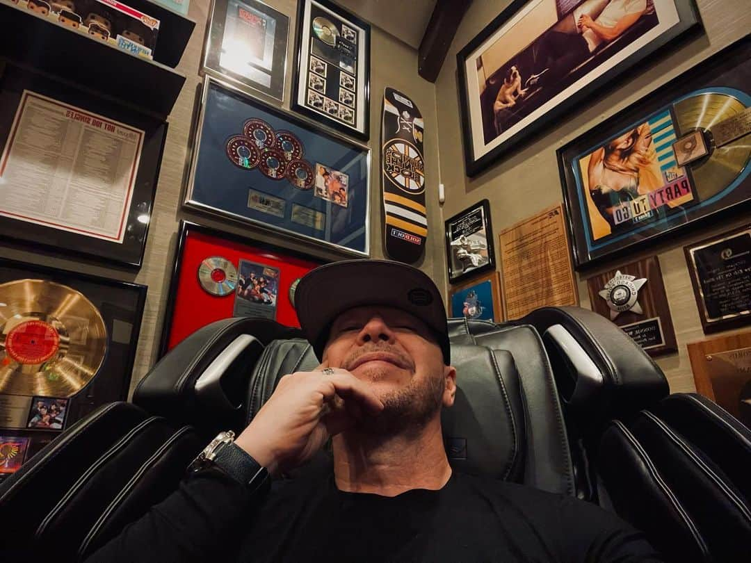 ドニー・ウォルバーグのインスタグラム：「Got sent to the office. 😂 Seriously though, sitting here missing my Blockhead family — A LOT!  Now ya know, but you already knew (because I always do). #loveeternal #BHLove 🤖❤️♾💫✨🤟🏼」