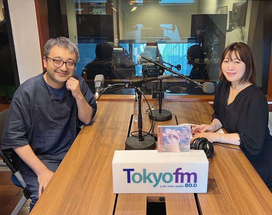 のインスタグラム：「6/21 #ディアフレンズ  NYを拠点に活躍されているジャズピアニスト #海野雅威 さんが初登場🎹 @tadatakaunno   2008年、アメリカ・ニューヨークに移住。 以降、NYを拠点として、ジャズ界のレジェンド ドラマーの「ジミー・コブ」 ギタリストでヴォーカリストの「ジョン・ピザレリ」 トランペッターの「ロイ・ハーグローヴ」など 多くのミュージシャンたちと共演🎹🎺  5月24日にはニューアルバム 『I Am, Because You Are』が発売されました💿  今作は海野雅威(p)、ダントン・ボーラー(b)、 ジェローム・ジェニングス(ds)による ピアノトリオでの作品。  多くのジャズの歴史的名盤が生まれた聖地 ニュージャージーにある 「ヴァン・ゲルダー・スタジオ」で録音されたそうです。  美雨さん 「素朴な疑問なんですけど、ジャズの場合 特にセッションで曲が生まれて、きっちり楽譜が ないときの終着点、どこで完成ってわかるんでしょうか？」  海野雅威さん 「基本的に何回もテイクを録っちゃうと フレッシュさが失われることもあるし。 何かその、粗削りでも、一番熱いとき。 その時が来たら、わかるものなんですよね（笑） 言葉で説明できないですけれど、自然とみんなが これでしょう、“This is take”というのは絶対にあって。」  美雨さん 「言葉にせずとも全員が一致する感じは ミュージシャンは思い当たるところが、あると 思うんですけれど、特にジャズの場合はアンテナが鋭い。 それしかないというか。」  海野雅威さん 「不思議ですよね。だから目指しているものが あるんだけど、ない。ないところは遊びの感覚で 残したいし、かといって何もプランがないのも 暇すぎるのはどうかという場合もある。 決め過ぎずに、決めなさ過ぎず、いい塩梅な ところで、ジャズはハプニングする音楽だと思うんです。」  #IAmBecauseYouAre #ダントンボーラー #ジェロームジェニングス #GetMyMojoBack #ジミーコブ #ジョンピザレリ #ロイハーグローヴ #林正樹 #坂本龍一 #坂本美雨 @miu_sakamoto @miusakamoto.staffofficial #tokyofm #JFN #全国38局ネット #radiko  @tokyofm_official」