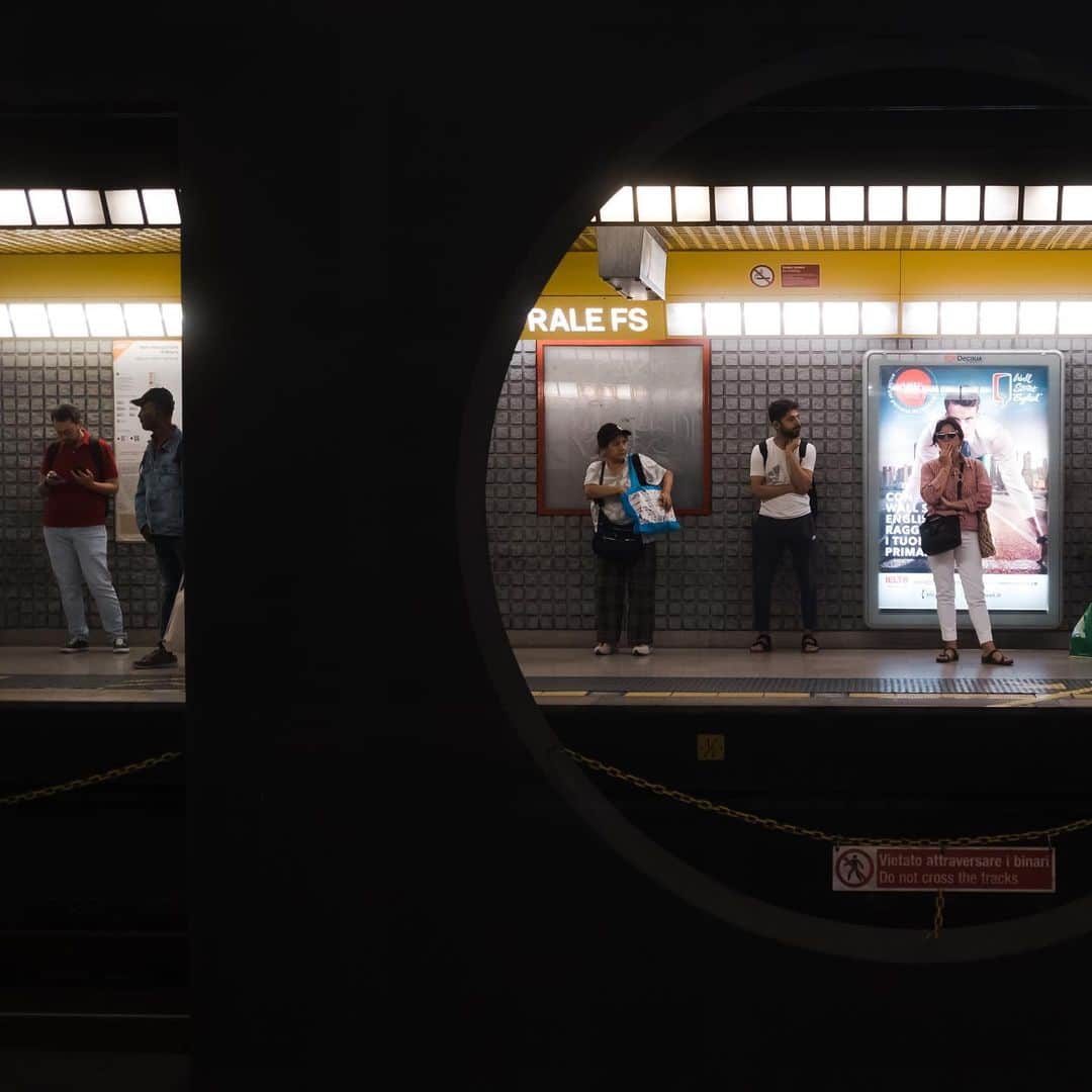 市川渚のインスタグラム：「Milan metro🚇  旅行先で現地の鉄道に乗るのが好きなのだが、先日のミラノでは仕事がひと段落してから地下鉄でちょこちょこ移動していた。クレカのタッチ決済で乗れるのが旅行者にやさしくてとても良かった。日本だとVISAの実証実験やってる（た？）福岡くらいかなあ。」
