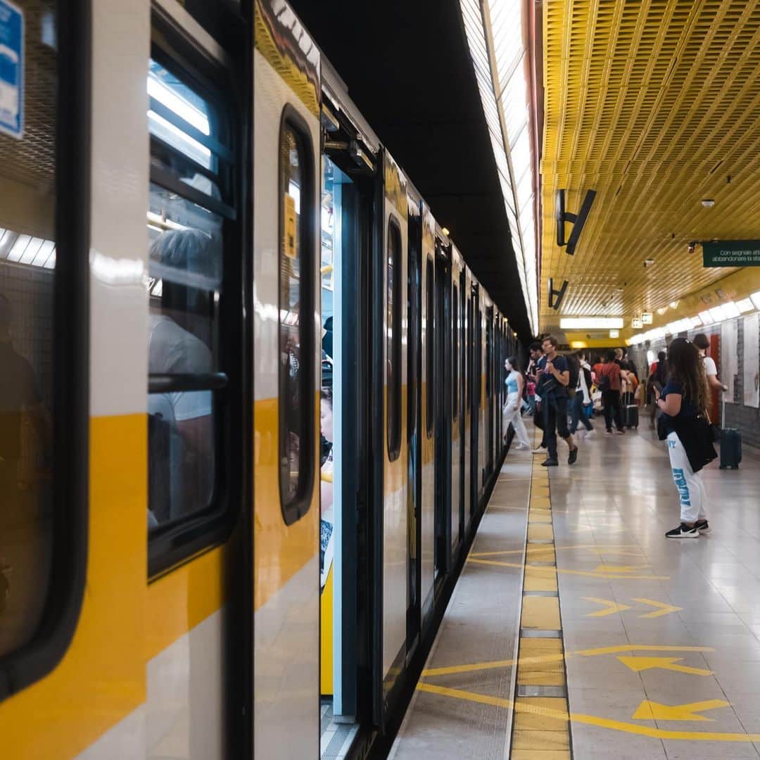 市川渚さんのインスタグラム写真 - (市川渚Instagram)「Milan metro🚇  旅行先で現地の鉄道に乗るのが好きなのだが、先日のミラノでは仕事がひと段落してから地下鉄でちょこちょこ移動していた。クレカのタッチ決済で乗れるのが旅行者にやさしくてとても良かった。日本だとVISAの実証実験やってる（た？）福岡くらいかなあ。」6月21日 12時48分 - nagiko