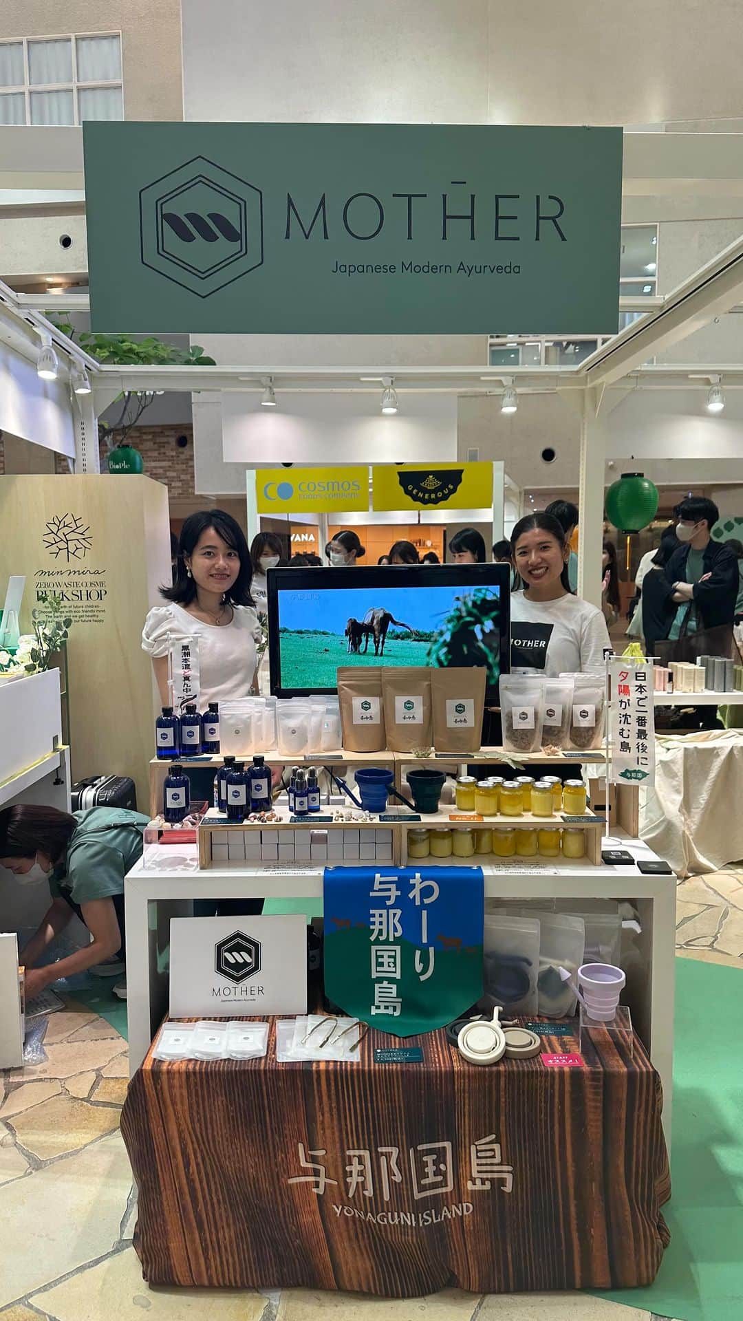 岡清華のインスタグラム：「【 MOTHER 出店🤍Biople Fes in OSAKA 】  阪急うめだ本店９階、Biople Fesより生ライブ🌈 催事のSHOPの様子や、それぞれのプロダクト、 おすすめ商品についてご紹介しましたよ😊  今回、出品しているものは、２種の塩を除いて ウェブサイトでも販売しています or 販売します。 本日new releaseの新製品に関しては、6/27 販売開始予定😳💕  __________  本日を無事迎えるにあたって、 本当に本当に沢山の方々の注力、協力、支援が ありました。  きっかけをくださった皆様、 準備段階からご一緒くださった皆様へ、 まずはいま、感謝を伝えたいです。🥺💓  また、百貨店がオープンして3時間。 一瞬も空くことなく、入れ替わり立ち替わりで… 初日の午前から既に沢山の皆様に駆けつけてくださいました🥹💓　  皆様が足を運び、お顔を見せてくださり、 私は、想いを込めて作った製品や、 今回コラボレーションさせていただいている 大好きな島、大好きな人、大切なひとりひとり 大切なひとつひとつのことを全力でお話しすせて いただけている時間が…何より嬉しくて。。。  もう、すでに泣きそう… いや泣いています😭💕  関わってくださる全ての皆様、 そして、足を運んだり、応援したりしてくださる皆様のことを 考えたり想ったりするだけで涙が溢れます。🥺  そのくらい本気で、ここに向かってみんなでやってきました。 出店が決まってから、毎日、毎日、 他のやるべきことがある中でも隙間で、 準備を入念に、繰り返し積み重ねてきました😭  そんな私たちの本気のエネルギーを、愛の結晶を 皆様に、お届けできるこの場をオープンする この日を迎えられたことを心から誇りに思います🙏✨  皆様、本当にありがとうございます。 ６日間全力でたのしみます❣️ 沢山、何回でも、会いにきてください🥰 遠方の方も応援、よろしくお願いします❣️❣️❣️」