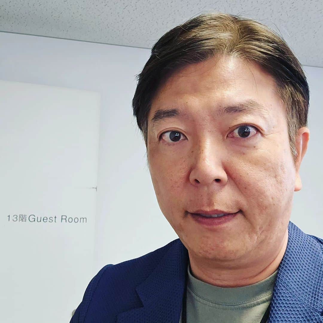 竹内弘一のインスタグラム：「ゲストルームやて！緊張しております！ 13:10ぐらいからだそうです。 ABCラジオ桑原征平　粋も甘いも 粋甘VIPルームです！ 生で聴ければぜひ！聴けないときは ラジコタイムフリーでお願いします！  #radiko #abcラジオ #粋も甘いも」