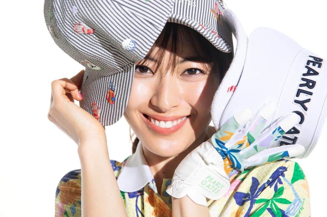 瀧本美織のインスタグラム：「🌴『PEARLY GATES STYLE』MIORI TAKIMOTO wears PEARLY GATES LOOK 02  @pearlygates_official    #PEARLYGATES  #PEARLYGATESTYLE  #golf   #golfwear」