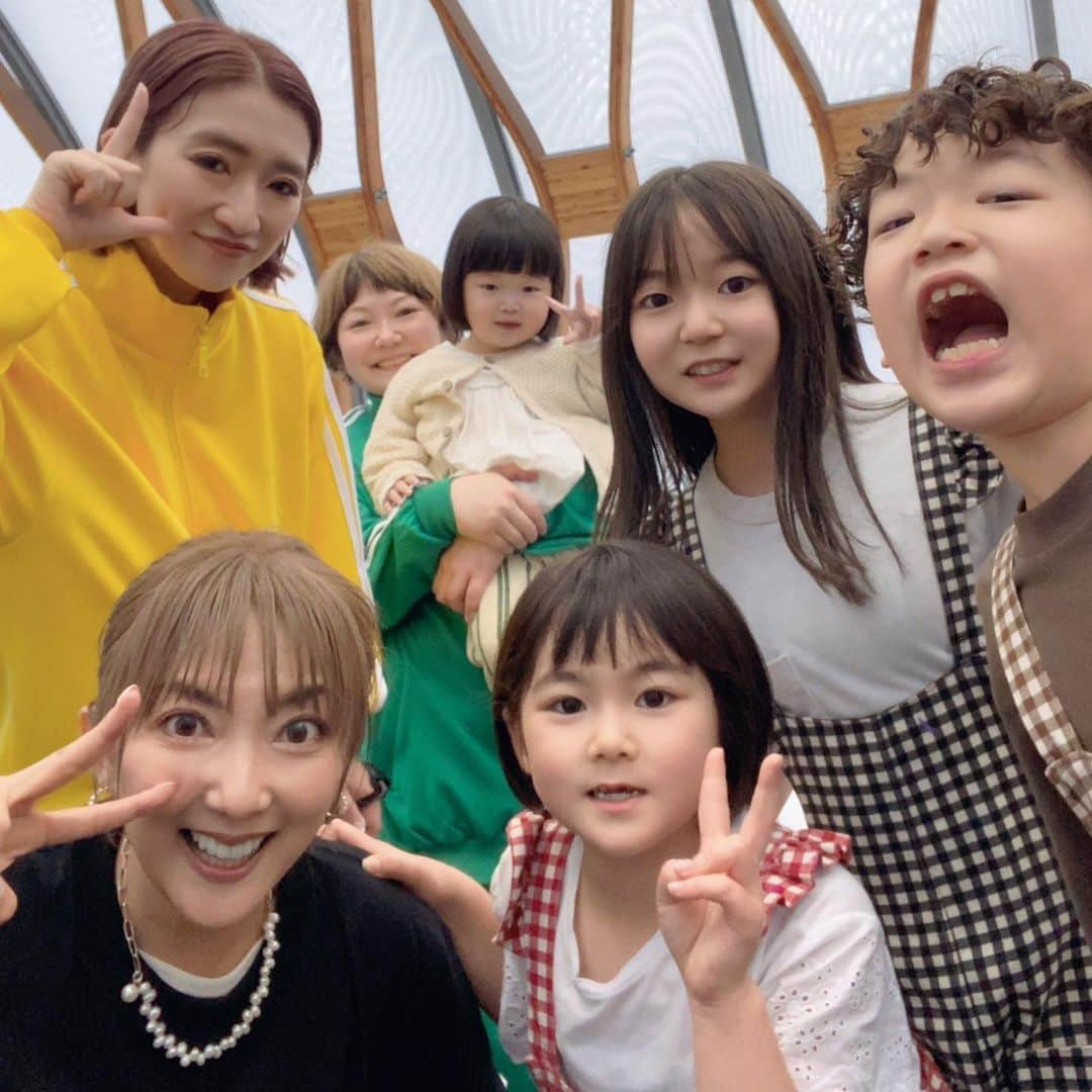 山田まりやさんのインスタグラム写真 - (山田まりやInstagram)「・ YouTube 【ロハロハちゃんねる】を運営する 佐藤理佐さんと山本麻理さんが 徳島大学病院におもちゃを届けにいった模様を🎁✨  NHK徳島放送、四国放送、徳島新聞さんに取材に来ていただき✨  私がナレーションで参加させていただいた 荻野 欣士郎監督が作ってくれた動画が NHK徳島放送で紹介していただけたとの事で🥹✨  ストーリーにURLを貼らせていただきますので 見ていただけたらうれしいです😍✨✨✨  YouTube 【ロハロハちゃんねる♡ 】  小児がん治療中に病室で知り合った姉妹と双kidsyoutuber♡  ネネポン、ナタリー、マリー、チェケマルクン。  抗がん剤の闘病記録や、 支える家族の気持ち、 その後の子供たちのなにげない日々を記録した ロハロハちゃんねる♡  毎日が意味のあるものに♡ どこかで誰かが少しでもhappy になれますように。  @lohalohachannel 🌈✨ ・ ・ ・ お仕事のご依頼は プロフィールのURLへ お願いします😄✨ ・ ・ #オリジナルブランド #mariyaschoice  @mariyas_choice  #大豆ヌードル #大豆ミート #大豆オイル #プロフィールからサイトへ飛べます 🧡 #溶かして使う洗剤シリーズ #sdgs #eco #サスティナブル #プラスチックフリー  一般社団法人MwM Japan 代表理事　山田まりや  〜子供たちには人格形成が育まれる大事な時期に 心と身体に沢山の愛と栄養を届けてあげたい、 母子ともに心豊かに暮らせるシステムを作ることが目標です 🌈〜  #一般社団法人  #mwmjapan  @mwmjapan613  #代表  #山田まりや  #シングルマザー  #シングルマザー支援  #女性雇用支援  #子ども支援  #チャリティーブランド @lino_rima_official   #lovemylife  #loveyourself  #love  #purpleyou」6月21日 12時49分 - mariya.yamada