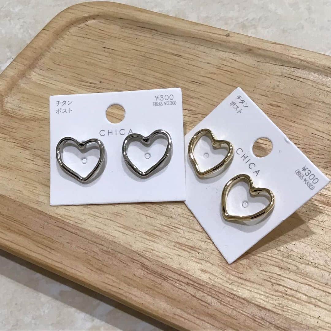 3COINS lN LUMINEのインスタグラム：「こんにちは🤍  3COINSルミネ大宮店です！  アクセサリーの新商品が入荷致しました🩰  ☑︎メタルハートピアス カラー：シルバー、ゴールド  シンプルで使いやすいハートのピアスが入荷致しました！  こちらの商品はイヤリングタイプもご用意ございます！🌙  アクセサリー各種　300円(税込330円)  他にも新商品多数入荷致しております💡  ぜひこの機会にご覧ください！  ご来店お待ちしております🪷  店舗により入荷日・在庫状況が異なります。 お気軽にお近くの店舗までお問い合わせください。 ※3COINS＋plus那覇メインプレイス店 3COINS＋plus沖縄パルコシティ店 3COINS＋plusイオンモール沖縄ライカム店は、木曜日発売です。  #3COINS#3COINS新商品#スリコ #スリコ新商品 #アクセサリー販売 #ルミネ大宮」