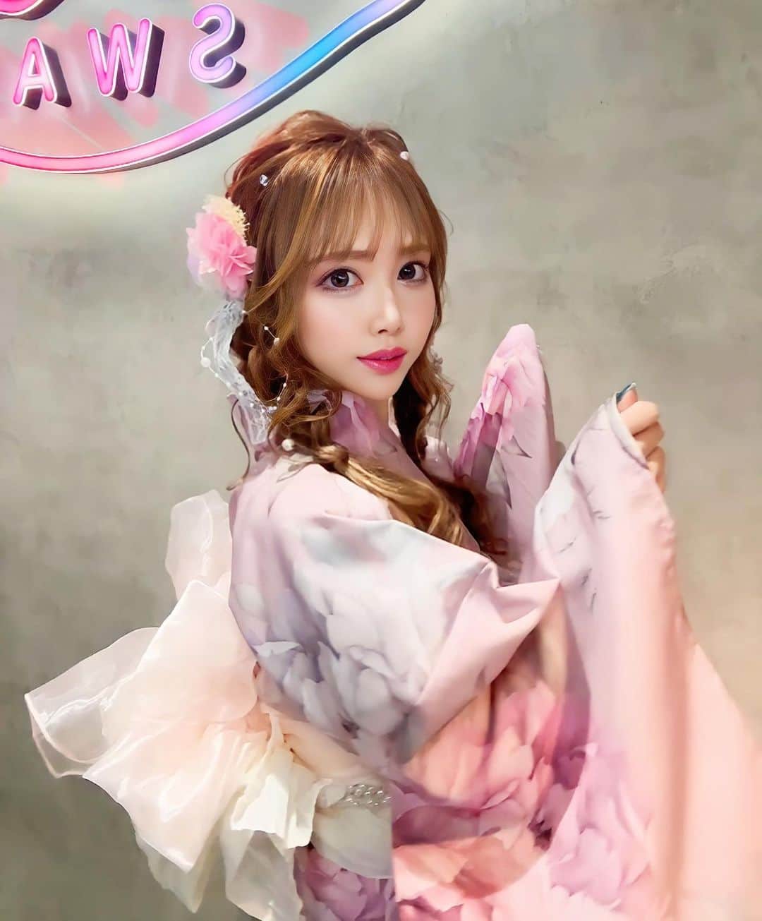 北山美奈のインスタグラム：「浴衣デイ👘3日目💗💗🪽 着付け予約とれなくて、同じお店の @rin_yuzuna  ちゃんにやって貰いました🫶🫧 結局今年も中島公園のお祭りへは行けませんでした😹  #バルセロナグループ #ラウンジ凛 #札幌 #すすきの #ススキノ #キャバクラ #キャバ嬢 #キャバクラ嬢 #ニュークラブ #ニュークラ #ニュークラ嬢 #キャバ #ラウンジ #ラウンジ嬢 #ガールズバー #ホステス #すすきのキャバクラ #すすきのキャバ嬢 #すすきのグルメ #札幌旅行 #美人 #美女 #可愛い #可愛い女の子 #いいね返し #浴衣ヘア #浴衣#浴衣女子 #浴衣ヘアアレンジ #浴衣コーデ」