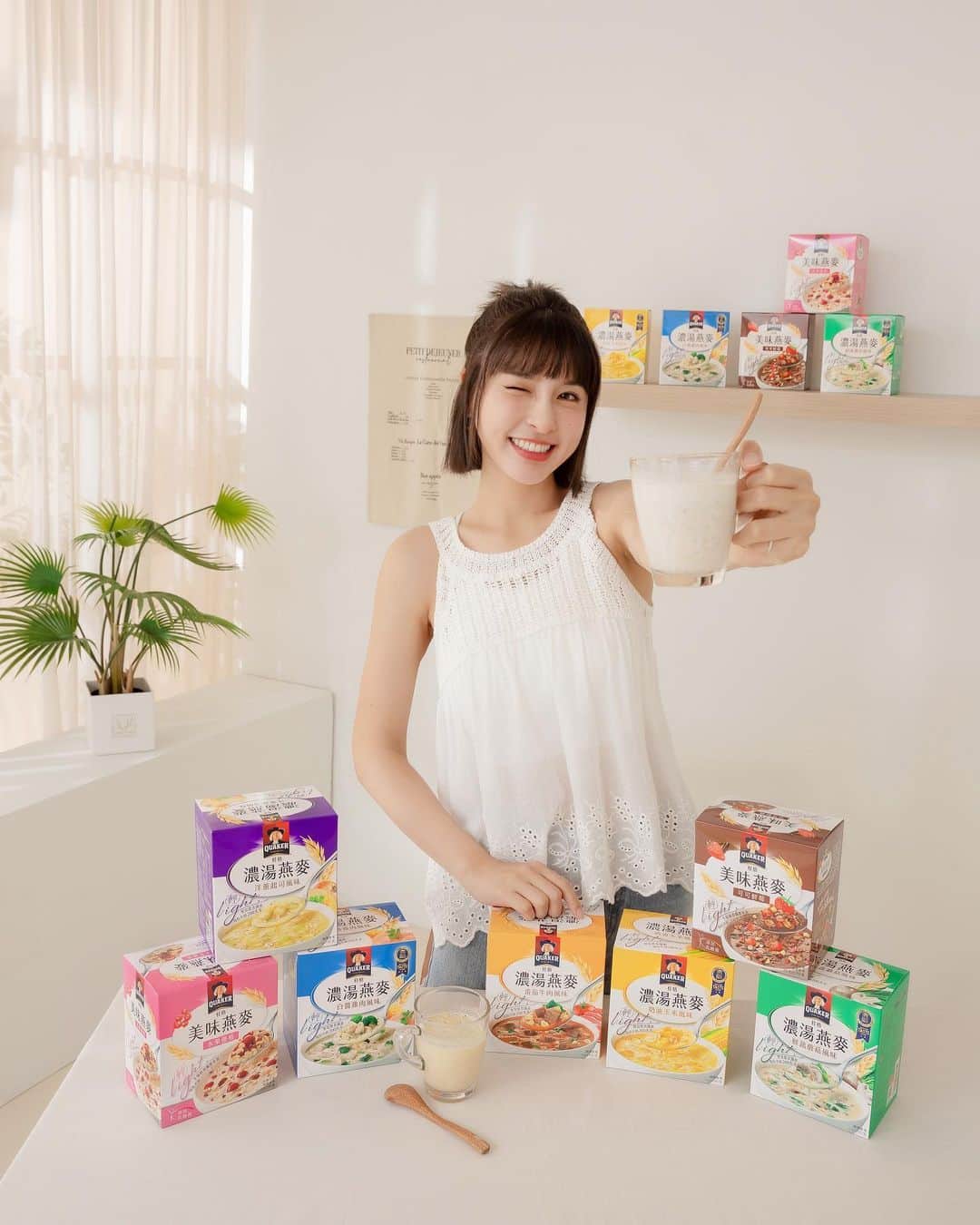のインスタグラム：「吃貨峮上線🤤😍🩷   還記得上次RUN新聞跟大家分享的桂格美味燕麥嗎？ 錄影完我馬上帶一整箱回家好好享用了～ 今天要來跟大家分享到底多美味.ᐟ.ᐟ 桂格美味燕麥有多種口味，甜鹹都有 不論早餐、下午茶、宵夜或是任何嘴饞時候都可以吃 重點是它每份不到200大卡，隨時來一包健康少負擔😌😌   甜口味的美味燕麥使用全粒大燕麥片、添加乳酸菌 多種膳食纖維來源， 還有多種水果乾 每一口都吃得到香甜果乾，用料真的超豐富.ᐟ.ᐟ 吃了超滿足😍 而且它冰沖、熱沖都可以，加牛奶更好喝💭 練舞或跳啦啦隊前如果肚子餓 美味燕麥就是我平常補充能量的小幫手 即沖即食超方便👍🏻 【水果優格】選用蔓越莓、草莓、覆盆莓等豐富的莓果果乾，配上優格粉，用鮮奶沖泡後吃起來酸酸甜甜又清爽，很適合現在夏天來一碗～ 【可可鮮莓】酸甜草莓粒與濃醇可可粉的相遇，香濃而不膩口，再配上鮮奶的奶香，多層次的風味超療癒~ 讓人想一直吃下去.ᐟ.ᐟ   除了甜口味，愛吃鹹食的人也有口福了(៸៸᳐>⩊<៸៸᳐)~♡ 鹹口味的濃湯燕麥也是全粒大燕麥片＋豐富的食材 富含膳食纖維讓人有飽足感，還能促進腸道蠕動👍🏻 最適合工作忙碌又沒時間吃飯的人了啦.ᐟ‪.ᐟ 有時候上通告、跑活動或錄影 沒時間吃早餐，我都會快快沖泡，解飢一下✨ 另外我也常常拿鹹口味來DIY 先用熱水沖泡開來，再準備一碗白飯 把沖泡好的鹹口味濃湯燕麥放上去 超美味的燉飯就完成拉ჱ̒¯‎‪꒳¯)⟡ 是不是很簡單啊，只要有心，人人都是大廚啊（大笑）  【白醬雞肉】榮獲國際風味絕佳三星獎章，雞肉、馬鈴薯、奶油風味為基底，用料非常實在，除了單吃，還可以當作白醬，搭配白飯、義大利麵等自製一頓簡單的午餐🫕💕 【奶油玉米】榮獲國際風味絕佳二星獎章，濃郁奶油風味、鮮甜玉米佐巴西里葉、吃的到QQ燕麥ჱ̒¯‎꒳¯)⟡，再自己加一些蔬菜、菇類、麵包丁的話，一瞬間就變成超豐盛的玉米濃湯.ᐟ.ᐟ 另外私心推薦沾麵包也超好吃~ 三分鐘上菜，下午點心、運動後、宵夜，任何餓的時刻想吃就吃🩷 這麽好吃的美味燕麥哪裡買✨ 全聯、家樂福、大潤發、愛買、MOMO、PCHOME均有販售.ᐟ.ᐟ 趕快去囤貨吧😍😍😍   ＃任何時刻想吃就吃  #桂格 #美味燕麥 #濃湯燕麥  #桂格燕麥輕食鋪 #桂格營養生活」