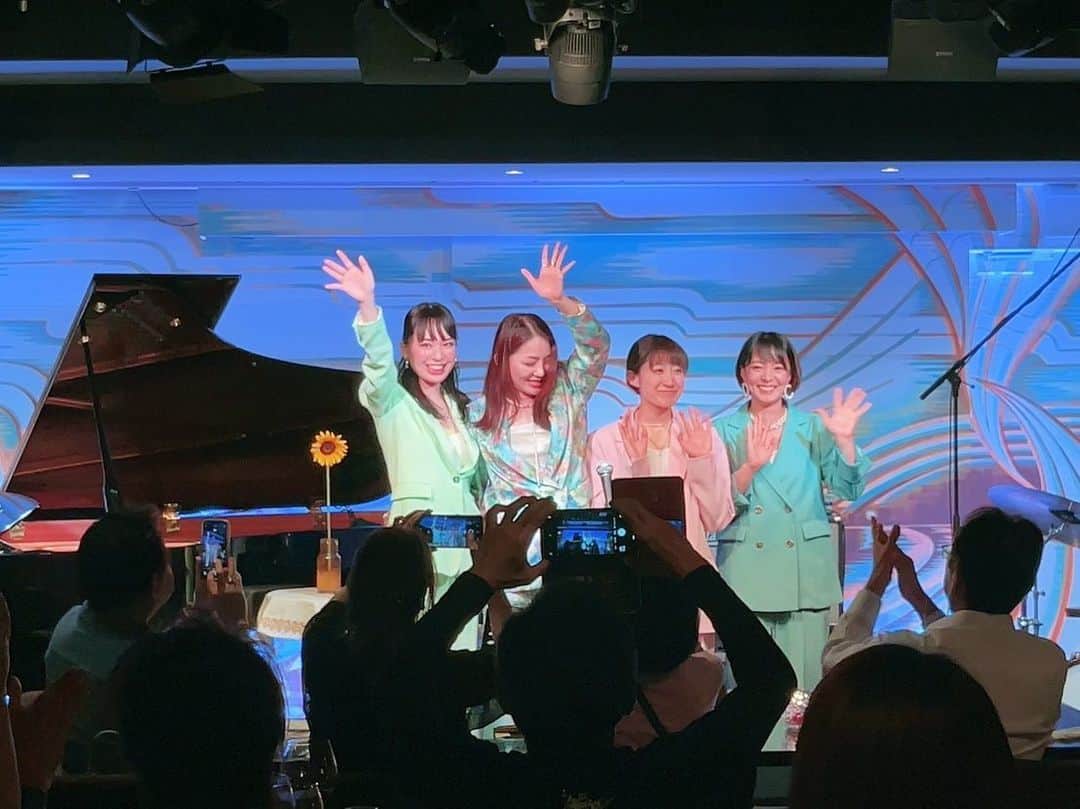 宮本美季のインスタグラム：「昨日の六本木サテンドール，平日にも関わらず沢山お越し頂き，ありがとうございました😭メンバーの流石の演奏と皆さんの温かい声援に支えられて、コロナ後初のライブを無事乗り切る事が出来ました🥹　ミッケナナのライブ、次回も是非お楽しみに❤️次は7月29日赤坂MZESです！  #ミッケナナ  #女子ジャズバンド」