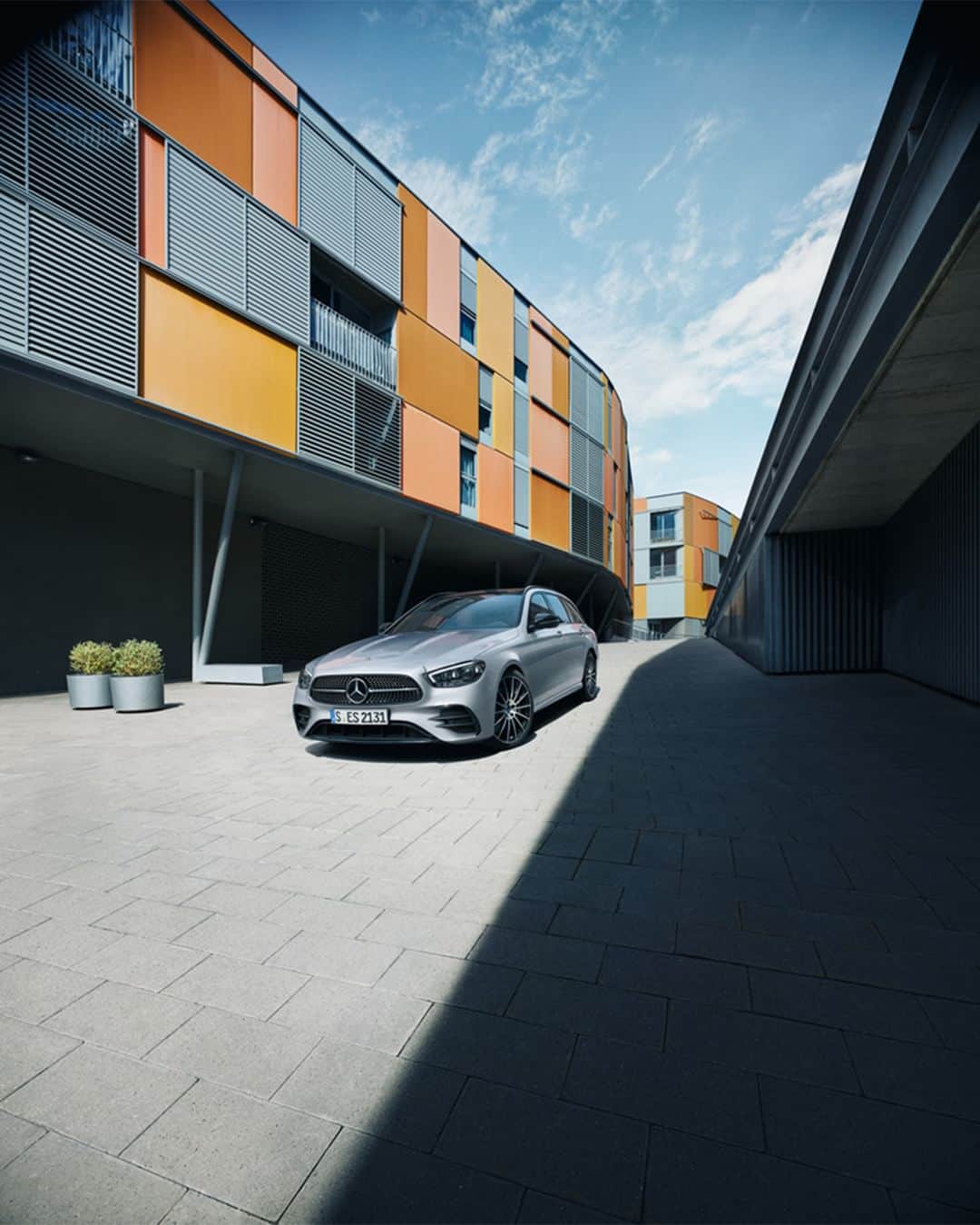 Mercedes-Benz Thailandのインスタグラム：「ให้ Mercedes-Benz E 300 e AMG Dynamic สะท้อนความเป็นตัวคุณ ด้วยการออกแบบที่หรูหราทั้งดีไซน์ภายนอกกับชุดแต่ง AMG bodystyling พร้อมไฟหน้าแบบ MULTIBEAM LED ช่วยเพิ่มประสิทธิภาพในการขับขี่ให้ดียิ่งกว่าเดิม และดีไซน์ภายในมอบความสะดวกสบายด้วยเทคโนโลยีอันชาญฉลาดระบบปฏิบัติการมัลติมีเดีย MBUX ขนาด 12.3 นิ้ว ที่คุณสามารถดูกล้องแสดงภาพรอบทิศทางได้อย่างชัดเจน มาครอบครองความหรูหราพร้อมรับข้อเสนอสุดพิเศษได้ก่อนใคร  ✅ ฟรี โปรแกรมขยายเวลาการรับประกันคุณภาพรถยนต์ (MBSP Extra Guarantee) นาน 5 ปี ‘ไม่จำกัดระยะทาง’* หรือ ✅ ฟรี โปรแกรมครอบคลุมการบำรุงรักษาตามระยะทาง (MBSP Easy Care) นาน 5 ปี ‘ไม่จำกัดระยะทาง’* พร้อมรับฟรีประกันภัยชั้นหนึ่ง MB Protection นานสูงสุด 2 ปี*  พร้อมค่างวดสุดพิเศษสำหรับรถยนต์รุ่น E 300 e AMG Dynamic เริ่มต้น 41,300 บาท/เดือน*  📌รับข้อเสนอพิเศษได้ตั้งแต่วันนี้ - 30 มิถุนายน 2566*  *เมื่อทำสัญญาทางการเงินประเภทที่ร่วมรายการกับบริษัท เมอร์เซเดส-เบนซ์ โมบิลิตี้ (ประเทศไทย) จำกัด (บริษัทฯ) โดยค่างวดเริ่มต้นอ้างอิงจากเงินชำระครั้งแรก 30% จากรุ่น E 300 e AMG Dynamic ราคา 4,020,000 บาท สอบถามรายละเอียดและรับข้อเสนอจาก ‘ผู้จำหน่ายเมอร์เซเดส-เบนซ์ ที่ร่วมรายการ’ เท่านั้น โดยเงื่อนไขเป็นไปตามที่บริษัทฯ กำหนด  **อุปกรณ์บางส่วนในภาพอาจแตกต่างจากที่จำหน่ายจริง โปรดตรวจสอบรายการอุปกรณ์ของรถยนต์แต่ละรุ่นที่ผู้จำหน่ายฯ อย่างเป็นทางการทั่วประเทศ​​  #Eclass #MercedesBenz #MercedesBenzThailand」