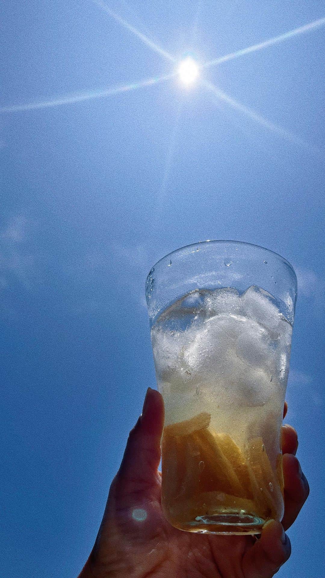 宇藤えみのインスタグラム：「6月21日夏至。 新生姜シロップを作りシュワシュワ。 @miyooyabu さんのグラスがまたとびっきり似合う季節☀️  #暮らし#夏至」