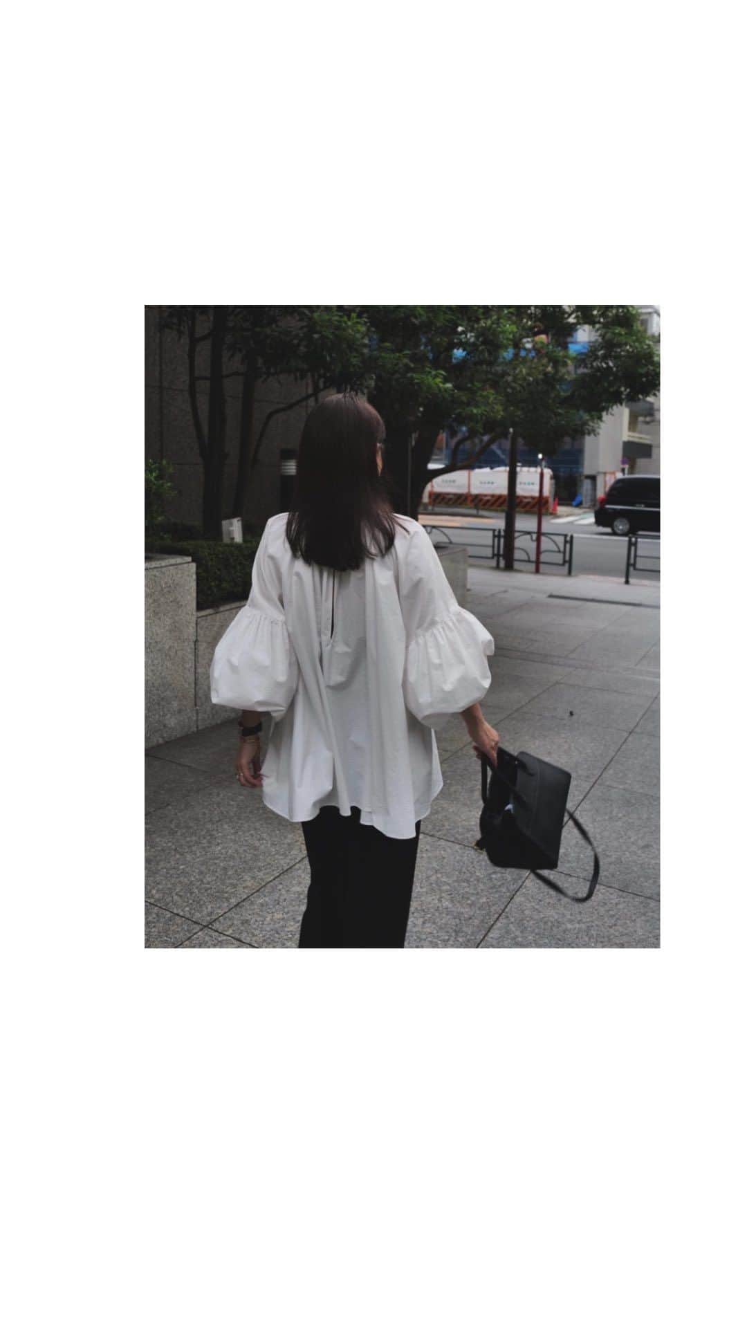 JUNNAのインスタグラム：「@etretokyo_yuko と　@edamame.38 とお喋りしながらランチを買いに🚶  今週も可愛いコが続々入荷します♡  事前リクエストが一番多かったのは #ETREタイプライターボリュームブラウス  tops/#ETREタイプライターボリュームブラウス 6/22発売 bottom/ #therow @maisontherow  bag/ #therow #マルゴー shoes/ #BottegaVeneta  #etretokyo#156cm」