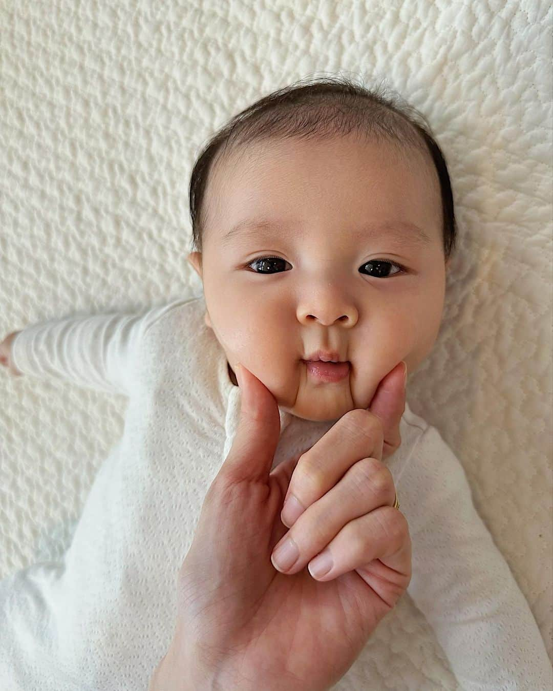 ソンイさんのインスタグラム写真 - (ソンイInstagram)「生後７０日のわたち👶🏻💕  体重は2990g → 5800gと約2倍に🤍 むちむちになってきたほっぺたをハムハム食べるのが日課です🫶🏻笑  またどんどんお顔が変わってきたね🎀 私、息子、夫、私の父、姪っ子、といろんな人に似てると言われるけど、小さい頃の自分に似てるのかも？🥹  画像10枚目が孫双子姉妹ベビー時代👶🏻👶🏻🍒  #生後2ヶ月 #女の子ベビー #生後70日 #第二子」6月21日 13時04分 - sunwei1013