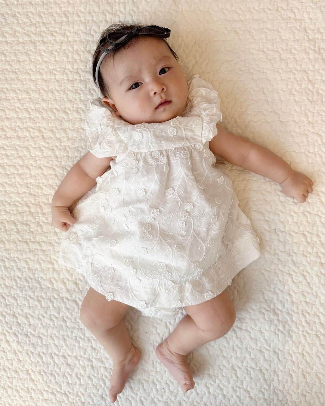 ソンイさんのインスタグラム写真 - (ソンイInstagram)「生後７０日のわたち👶🏻💕  体重は2990g → 5800gと約2倍に🤍 むちむちになってきたほっぺたをハムハム食べるのが日課です🫶🏻笑  またどんどんお顔が変わってきたね🎀 私、息子、夫、私の父、姪っ子、といろんな人に似てると言われるけど、小さい頃の自分に似てるのかも？🥹  画像10枚目が孫双子姉妹ベビー時代👶🏻👶🏻🍒  #生後2ヶ月 #女の子ベビー #生後70日 #第二子」6月21日 13時04分 - sunwei1013