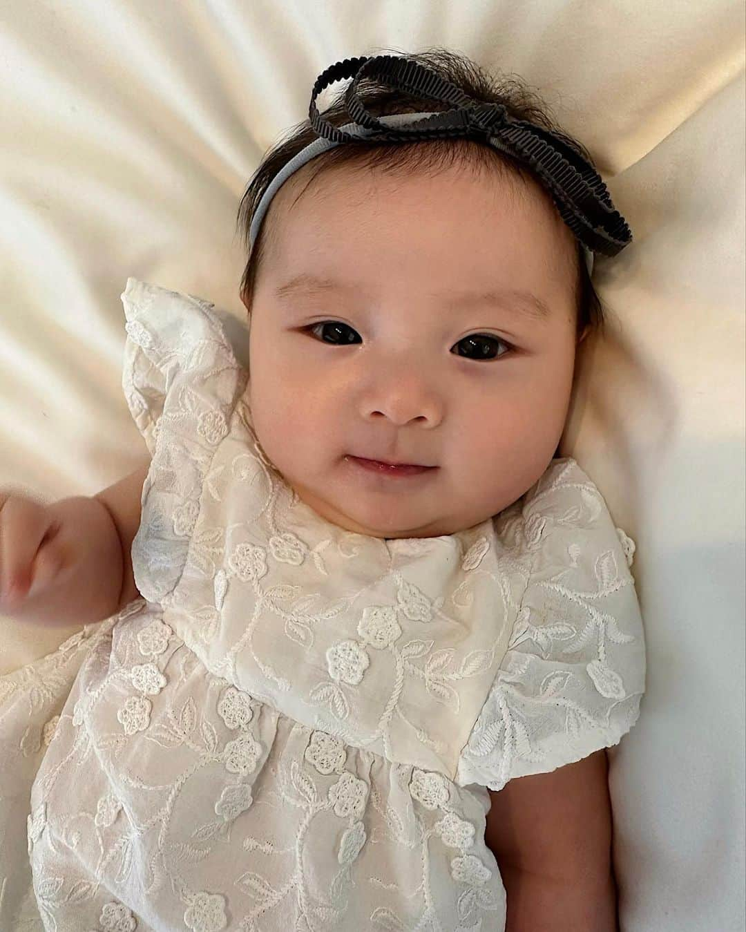 ソンイさんのインスタグラム写真 - (ソンイInstagram)「生後７０日のわたち👶🏻💕  体重は2990g → 5800gと約2倍に🤍 むちむちになってきたほっぺたをハムハム食べるのが日課です🫶🏻笑  またどんどんお顔が変わってきたね🎀 私、息子、夫、私の父、姪っ子、といろんな人に似てると言われるけど、小さい頃の自分に似てるのかも？🥹  画像10枚目が孫双子姉妹ベビー時代👶🏻👶🏻🍒  #生後2ヶ月 #女の子ベビー #生後70日 #第二子」6月21日 13時04分 - sunwei1013