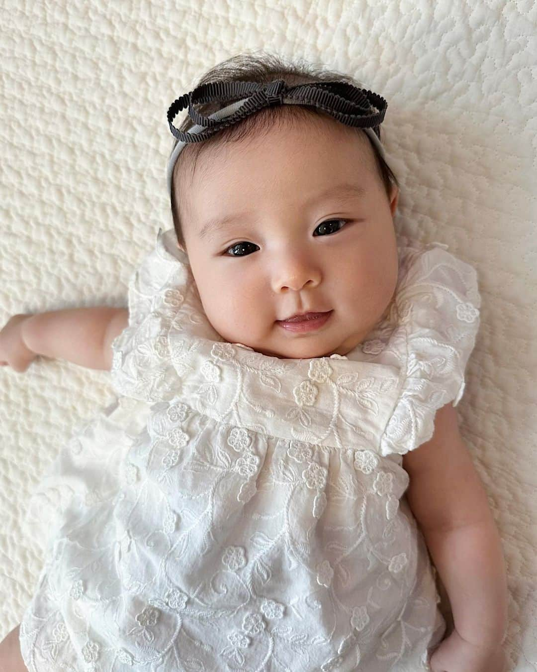 ソンイのインスタグラム：「生後７０日のわたち👶🏻💕  体重は2990g → 5800gと約2倍に🤍 むちむちになってきたほっぺたをハムハム食べるのが日課です🫶🏻笑  またどんどんお顔が変わってきたね🎀 私、息子、夫、私の父、姪っ子、といろんな人に似てると言われるけど、小さい頃の自分に似てるのかも？🥹  画像10枚目が孫双子姉妹ベビー時代👶🏻👶🏻🍒  #生後2ヶ月 #女の子ベビー #生後70日 #第二子」