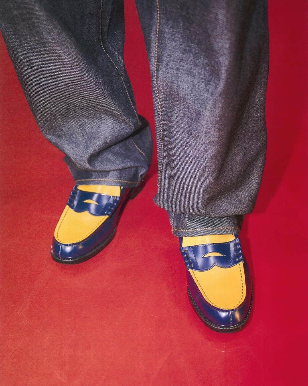 McGuffinさんのインスタグラム写真 - (McGuffinInstagram)「⚡️McGuffin Street News⚡️  <The Kenford Fineshoes>が「1999」をテーマとしたコンビローファー”NAVY×YELLOW”を発売。  @kenford_fineshoes_official   革靴の新たな価値観を構築することをコンセプトに、MADE IN JAPANのクラシックローファーのみを様々なバリエーションで発信する＜The Kenford Fineshoes>は、コンビローファーの新色”NAVY×YELLOW”を発売。同時にシーズンルックを公開した。本ルックでは、プロダクトの着想元にもなっている1999年頃のストリートファッションを再現。夏のスタイリングにローファーを取り入れることで、当時を想起させながらも、過去と現在をリンクさせ未来へと進んでいく、ケンフォード独自の新しい世界観を表現している。 . Stylist : Yuzuru Saeki @yuzrusaeki  Photographer : Taisei Iwasaki @taiseiiwasaki  Hair : Narumi Nishihara(FLEURI) @narunissy  Model : It-Works @0127it  Director : Yu Orishikide @ohli_day  . また商品の発売に合わせて、Pop Up Store を大阪南堀江のとある路面ギャラリースペースに限定オープン。普段は中々触れることが出来ないラフで自由なレザーシューズの新しい世界へこの機会にぜひ足を運んでみては。 . The Kenford Fineshoes -Pop Up Store-“IRIBITARI” at OSAKA 日時: 6/23(Fri) 14:00~20:00 6/24(Sat) 12:00~20:00 6/25(Sun) 12:00~18:00 場所： 〒550-0015 大阪府大阪市西区南堀江1丁目10 問い合わせ先： @kenford_fineshoes_official . #thekenfordfineshoes #kenford」6月21日 13時05分 - mcguffin_official