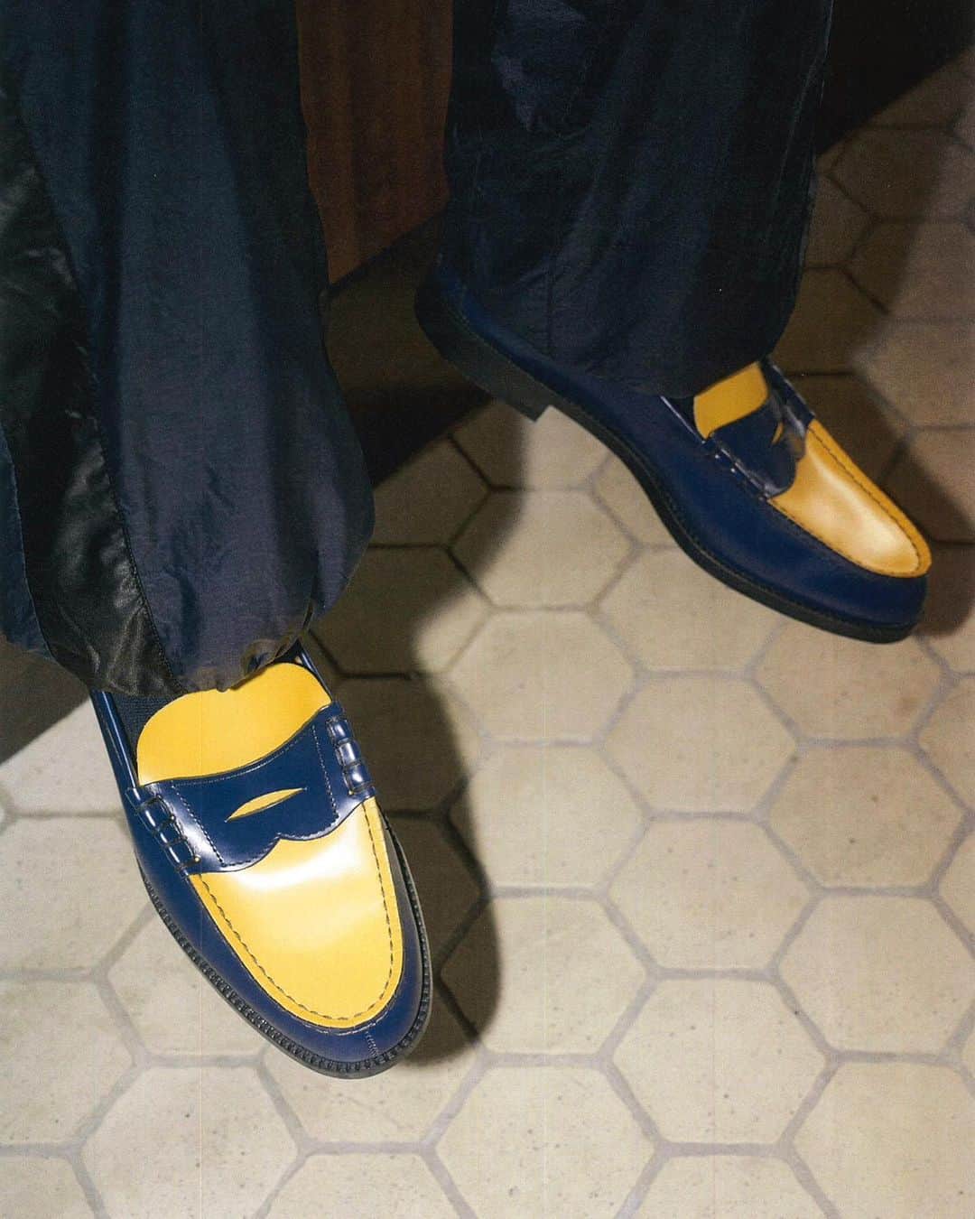 McGuffinさんのインスタグラム写真 - (McGuffinInstagram)「⚡️McGuffin Street News⚡️  <The Kenford Fineshoes>が「1999」をテーマとしたコンビローファー”NAVY×YELLOW”を発売。  @kenford_fineshoes_official   革靴の新たな価値観を構築することをコンセプトに、MADE IN JAPANのクラシックローファーのみを様々なバリエーションで発信する＜The Kenford Fineshoes>は、コンビローファーの新色”NAVY×YELLOW”を発売。同時にシーズンルックを公開した。本ルックでは、プロダクトの着想元にもなっている1999年頃のストリートファッションを再現。夏のスタイリングにローファーを取り入れることで、当時を想起させながらも、過去と現在をリンクさせ未来へと進んでいく、ケンフォード独自の新しい世界観を表現している。 . Stylist : Yuzuru Saeki @yuzrusaeki  Photographer : Taisei Iwasaki @taiseiiwasaki  Hair : Narumi Nishihara(FLEURI) @narunissy  Model : It-Works @0127it  Director : Yu Orishikide @ohli_day  . また商品の発売に合わせて、Pop Up Store を大阪南堀江のとある路面ギャラリースペースに限定オープン。普段は中々触れることが出来ないラフで自由なレザーシューズの新しい世界へこの機会にぜひ足を運んでみては。 . The Kenford Fineshoes -Pop Up Store-“IRIBITARI” at OSAKA 日時: 6/23(Fri) 14:00~20:00 6/24(Sat) 12:00~20:00 6/25(Sun) 12:00~18:00 場所： 〒550-0015 大阪府大阪市西区南堀江1丁目10 問い合わせ先： @kenford_fineshoes_official . #thekenfordfineshoes #kenford」6月21日 13時05分 - mcguffin_official