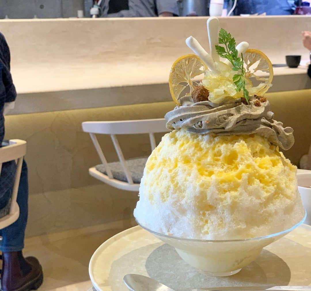 原田麻子のインスタグラム：「瀬戸内レモン  先日オープン。 元々中野のme at parkでかき氷を提供していたシェフが かき氷部門で独立。  オーナーさんから今の店舗見つけたというのをかなり前から聞いていたけど、やっとオープンと聞いて駆けつけました。  大ぶりのサイズは変わらず、 レモンカードとほうじ茶のブラマンジェが美味しいー！  お店も緑に囲まれて素敵な雰囲気でした。  おめでとうございます㊗️㊗️  #かき氷#かき氷🍧#おやつ#ごはん#sweets#shaveice#東京かき氷」