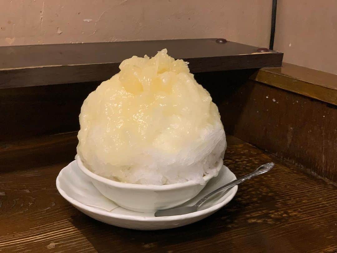 原田麻子のインスタグラム：「グレープフルーツ  やってそうでなかなかやってない こういうド直球なグレープフルーツ、これが好きなんです！  果肉もていねいにむいてあって、 もーほんとおいしい  #かき氷#かき氷🍧#おやつ#ごはん#sweets#shaveice#東京かき氷」