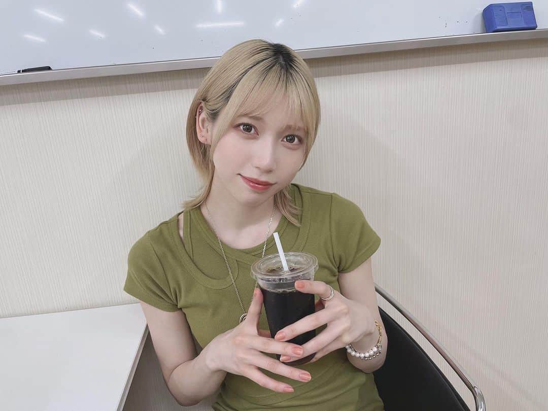 茂木忍のインスタグラム：「ブラックに見せかけてガムシロ2個入ってる☕️」