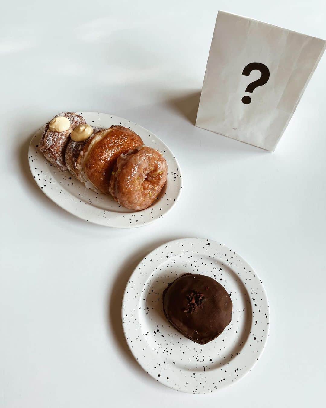 akiiiii1025さんのインスタグラム写真 - (akiiiii1025Instagram)「⁡ I'm donut？ 🏷 @i.m.donut  ⁡ 👨🏽からの東京おみや🍩 (毎週末お土産買ってきてくれる🥹) ⁡ 全然知らなくて30分並んで買ったと聞いて ビックリ😳 めちゃくちゃ人気のお店のドーナツやった🫢💕 ⁡ みんなで美味しくいただきました〜🥹🫶 ⁡ ⁡ ⁡ ⁡ #imdonut#donut#sweets #アイムドーナツ#ドーナツ#おやつ#お菓子 #テイクアウト#おうちカフェ#おやつタイム #男の子ママ#大阪ママ#北摂ママ#2児ママ #兄弟ママ#2歳差育児#2歳差兄弟#お土産#東京土産 #東京グルメ#東京スイーツ#こどものいる暮らし」6月21日 13時17分 - akiiiii1025
