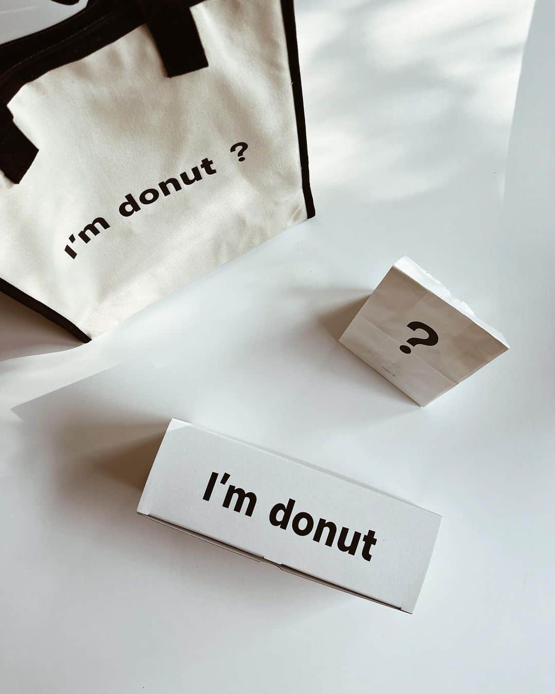 のインスタグラム：「⁡ I'm donut？ 🏷 @i.m.donut  ⁡ 👨🏽からの東京おみや🍩 (毎週末お土産買ってきてくれる🥹) ⁡ 全然知らなくて30分並んで買ったと聞いて ビックリ😳 めちゃくちゃ人気のお店のドーナツやった🫢💕 ⁡ みんなで美味しくいただきました〜🥹🫶 ⁡ ⁡ ⁡ ⁡ #imdonut#donut#sweets #アイムドーナツ#ドーナツ#おやつ#お菓子 #テイクアウト#おうちカフェ#おやつタイム #男の子ママ#大阪ママ#北摂ママ#2児ママ #兄弟ママ#2歳差育児#2歳差兄弟#お土産#東京土産 #東京グルメ#東京スイーツ#こどものいる暮らし」