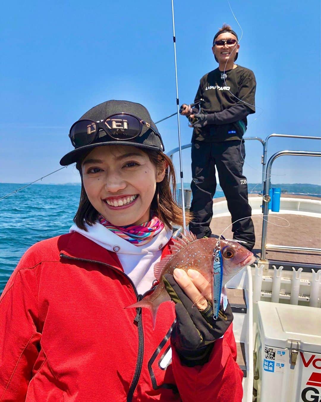 加納永美子のインスタグラム：「＿＿＿＿＿＿＿＿＿＿＿＿＿＿ 6月21日(水) サンテレビ『The Hit』 ⁡ 今回は #村上晴彦 さんと和歌山県の田辺沖と白浜沖でスーパーライトジギングを楽しんで来ました！！  この日のテーマは水族館🐡🐟🐠色んな魚種が釣れました！！🤣  〈協力・問い合わせ〉 シーホース @seahorse3128  TEL📞 090-5671-1559  ‪🎣‬サンテレビ『The Hit』 ▫️毎週水曜 午後10:00~10:30 再放送 毎週木曜 午前8:00~8:30 ▫️テレビ埼玉 毎週木曜 夜9:00~  ▫️テレビ神奈川 毎週日曜 朝5:25~  ▫️群馬テレビ 毎週月曜 夜11:00~  ▫️YouTube  サンテレビ放送から3週間後  放送地域外の方は是非YouTubeからご覧ください🤗  ⁡  ⁡ ⁡ #サンテレビ  #thehit  #ザヒット  #エバーグリーンインターナショナル #evergreen #issei #一誠 #daiwa #ダイワ #イチバンエイト #bassfishing #バス釣り #バスフィッシング #釣り女  #釣りガール #釣りgirl #釣り女子  #バス釣りガール #ladyangler  #womenwhofish  #加納永美子 #和歌山 #田辺沖 #白浜沖 #スーパーライトジギング」