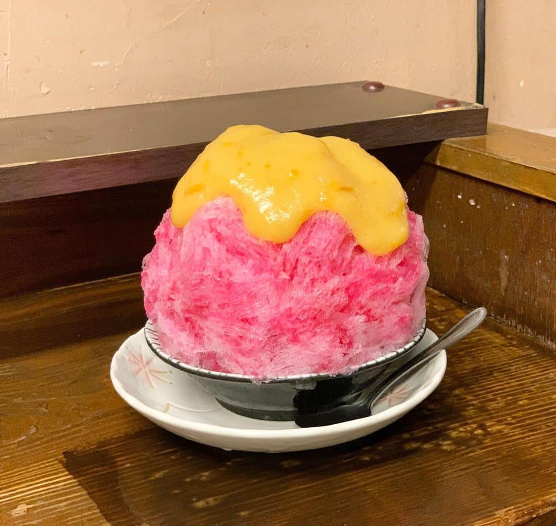 原田麻子のインスタグラム：「赤紫蘇と梅あん  うちも同じ名前のメニューにあるけど、 全く違う方向性で面白い。  甘めのうめあんはフルーティーで紫蘇の酸味とあうあう♪  #かき氷#かき氷🍧#おやつ#ごはん#sweets#shaveice#東京かき氷」