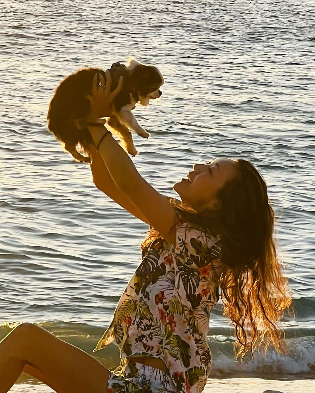 和央ようかのインスタグラム：「Me and Simba 🦁   シンバ🦁😂 どんどん🐶がシンバに🦁😂  #takakoworldstylin🌎 #takakohawaiistylin🏝 #lifestyle #hawaiilife#hawaii #ハワイ#dondon🐶#どんどん🐶#simba #lionking #シンバ#yokawao#和央ようか」