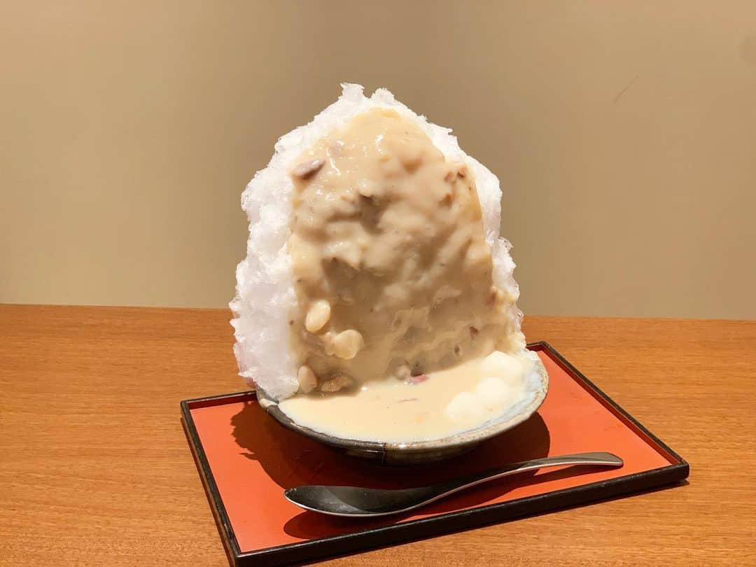 原田麻子のインスタグラム：「味噌ナッツ  安定の味噌ナッツ… だいすき。 みそのあまじょっぱいシロップたっぷりなのに甘すぎないとこも最高  #かき氷#かき氷🍧#おやつ#ごはん#sweets#shaveice#東京かき氷」
