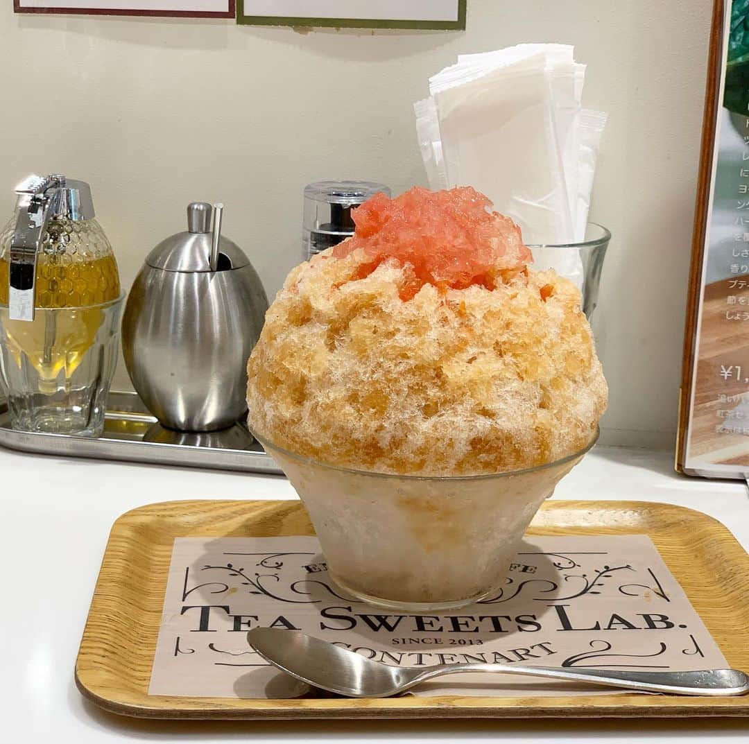 原田麻子のインスタグラム：「ザ・バイタルグレープフルーツ  大好きなメニューが今シーズンも登場✨こちらで1番最初にいただいた思い出メニュー。  大好きです。  #かき氷#かき氷🍧#おやつ#ごはん#sweets#shaveice#東京かき氷」