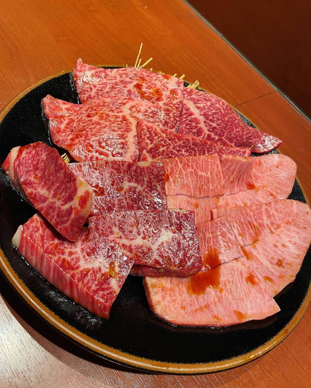 小川麻琴さんのインスタグラム写真 - (小川麻琴Instagram)「先日、とーっても美味しい焼肉屋さんに連れて行って頂きました✨  赤坂にある @ushiya.akasaka さん。  出てくるお肉全てが美味しかったー🥹  お肉大好きなので、 調子乗って食べ過ぎました🤣  次はオープンしたばかりの姉妹店ビストロ @ushiya.kitchen さんでも食べてみたいなぁ😋✨  美味しいもの食べてる時って 本当しあわせ🥰  #焼肉  #赤坂 #うしや」6月21日 13時26分 - 1029_makoto