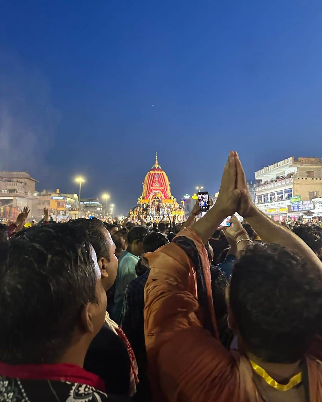 Gaurav Tanejaのインスタグラム：「Saanche man se jo manushya Rath ko kheench leta hai, usse bhagwaan jeewan maran ke chakra se mukt kar dete hai.. #MoRathYatra2023 #JaiJagannath」