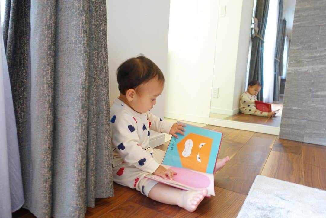 田中麻衣のインスタグラム：「💙🤍❤️  子どもたちのパジャマはプチバトーばかり。 ちなみにわたしのパジャマもプチバトー率が高いです。  やわらかくて、着心地がよくて。  子どもたちが産まれてすぐの赤ちゃんのころからお世話になっています。  @petitbateau_jp」