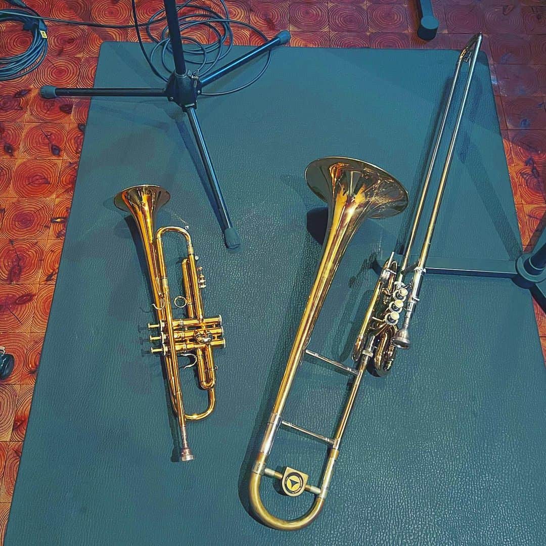 YOKANさんのインスタグラム写真 - (YOKANInstagram)「《レコーディング》  久しぶりに 代官山のスタジオにて  CM レコーディング楽しく終了…🎺📯✨  ・トランペット×6  ・トロンボーン×4  以上を  ひとりダビング祭り❣️  楽しいセッションでした…🙋‍♀️  詳細は  またお知らせしますね…🔔  #YOKAN  #yokanrecording  #recording  #YOKANレコーディング  #レコーディング  #trumpet  #trombone  #calichiotrumpet  #holtontrombone  #holtonsuperbone  #トランペット  #トロンボーン  #カリキオトランペット  #ホルトントロンボーン  #ホルトンスーパーボーン  #pcamp  #楽しいセッション」6月21日 13時40分 - yokanstudio