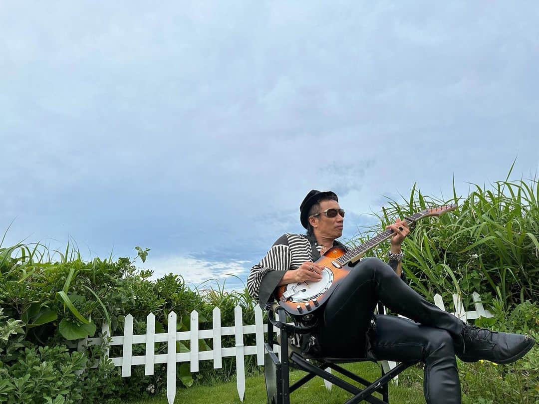 長渕剛さんのインスタグラム写真 - (長渕剛Instagram)「よし、今日も頑張ろう🔥  #長渕剛 #nagabuchitsuyoshi #2023 #ツアー #oh #guitar #banjo #🔥」6月21日 13時42分 - tsuyoshi_nagabuchi