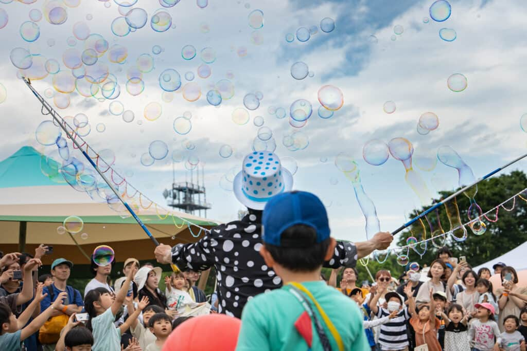 手紙社さんのインスタグラム写真 - (手紙社Instagram)「【11/3~5「第20回東京蚤の市」／12/1~3「第7回関西蚤の市」開催決定！】 初夏の東京蚤の市が閉幕したのも束の間、2023年の蚤の市プロジェクトはまだまだ続きます！　店主の熱い情熱が込められた逸品とそれを愛してやまない人々の、3日間だけの祭典がふたたびはじまります。次回で東京蚤の市は20回目。そして関西方面の皆さまお待たせしておりました、4年ぶりに関西蚤の市が復活します！　会場は大阪・万博記念公園 東の広場。紅葉シーズンの東京蚤の市とクリスマスムード漂う関西蚤の市。一期一会の出会いで溢れる二つの会場を心ゆくまでご堪能ください。  ▶︎会場の様子を撮影したVlogや写真を表彰する「Vlog＆フォトコンテスト」開催中！　応募は6/25（日）まで！  ーーーーー  【「第20回東京蚤の市」開催概要】 日程：2023年11月3日（金・祝）〜5日（日） 時間：9:30〜16:00 会場：国営昭和記念公園 みどりの文化ゾーン ゆめひろば（無料区域）  【第7回関西蚤の市】 2023年12月1日（金）〜3日（日） 万博記念公園 東の広場  #東京蚤の市2023#東京蚤の市#蚤の市#古道具#家具#雑貨#東京北欧市#北欧雑貨#アンティーク#アンティーク雑貨#ヴィンテージ#フリーマーケット#昭和記念公園#立川#イベント#tegamisha#nominoichi#tokyonominoichi#antiques#fleamarket#antique#リンナイコンロ vintage」6月21日 13時53分 - tegamisha