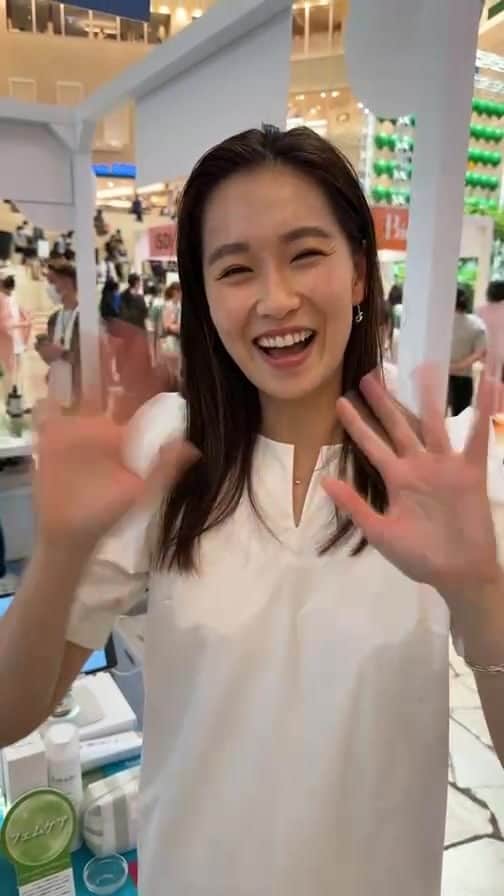 谷川りさこのインスタグラム：「Lavidoインスタライブin Biople fes in OSAKA  6/21～26に阪急うめだ本店9階祝祭広場にて開催中のBiople fesにてイスラエルクリーンビューティブランドLavido(ラヴィド)とインスタライブをお届けしました。  イベント特典として商品（※ハンドクリームを除く）をご購入いただいた方にLavidoオリジナルポーチをプレゼント。２点以上のお買い上げでポーチに加えてサシェセットもプレゼントします。  また、無料肌診断体験も◎  ぜひお試しください～  @lavido.jp」