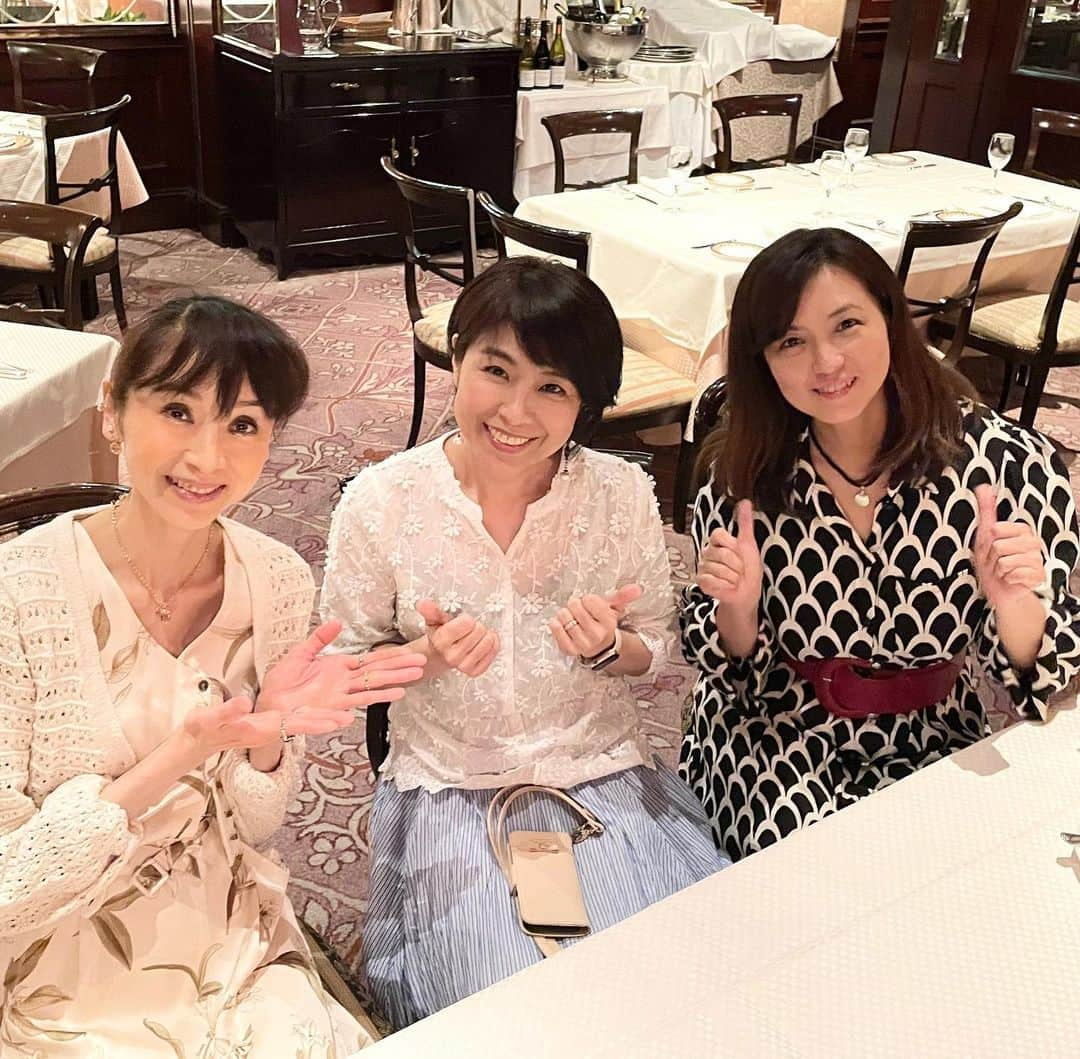 島田奈央子さんのインスタグラム写真 - (島田奈央子Instagram)「シンガーの真璃子さんが東京にお仕事で来ていたので、伊藤智恵理ちゃんと、皆でお食事をしました！ 懐かしい話しもありつつ、近況報告まで。 勿論楽しかったし、色々と勉強になりました🎵 お2人とも、それぞれの分野で活躍中です！  この日は、西村知美ちゃんは来られず。 残念。。またすぐに集まりたいな。  トークが盛り上がり過ぎて、あっという間に時間が過ぎてしまいました。  今年は過去に向き合いつつ、前に向かってチェンジングです。 #真璃子 #伊藤智恵理 #島田奈央子 #懐かしい話しいっぱい #チェンジング」6月21日 13時58分 - nao_somethingjazzy