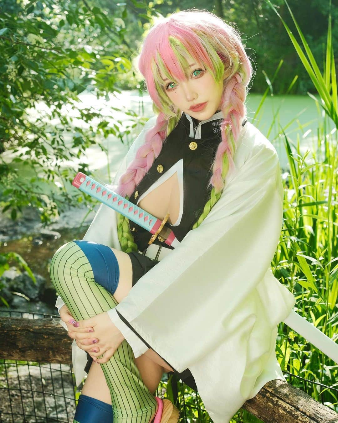 犬神洛洛子のインスタグラム：「Mistsuri cosplay🌸Can’t wait for Demon Slayer s4🥺What’s your thoughts about s3? I really like the last two episodes 😭   甜妹挑战系列，出了恋柱，第三季真好看啊最后两集特别爽……第四季快点端上来😭  Photographer: @butter_cos   #cosplay #demonslayer #demonslayercosplay #kanrojimitsuri #鬼滅の刃 #甘露寺蜜璃 #コスプレ」