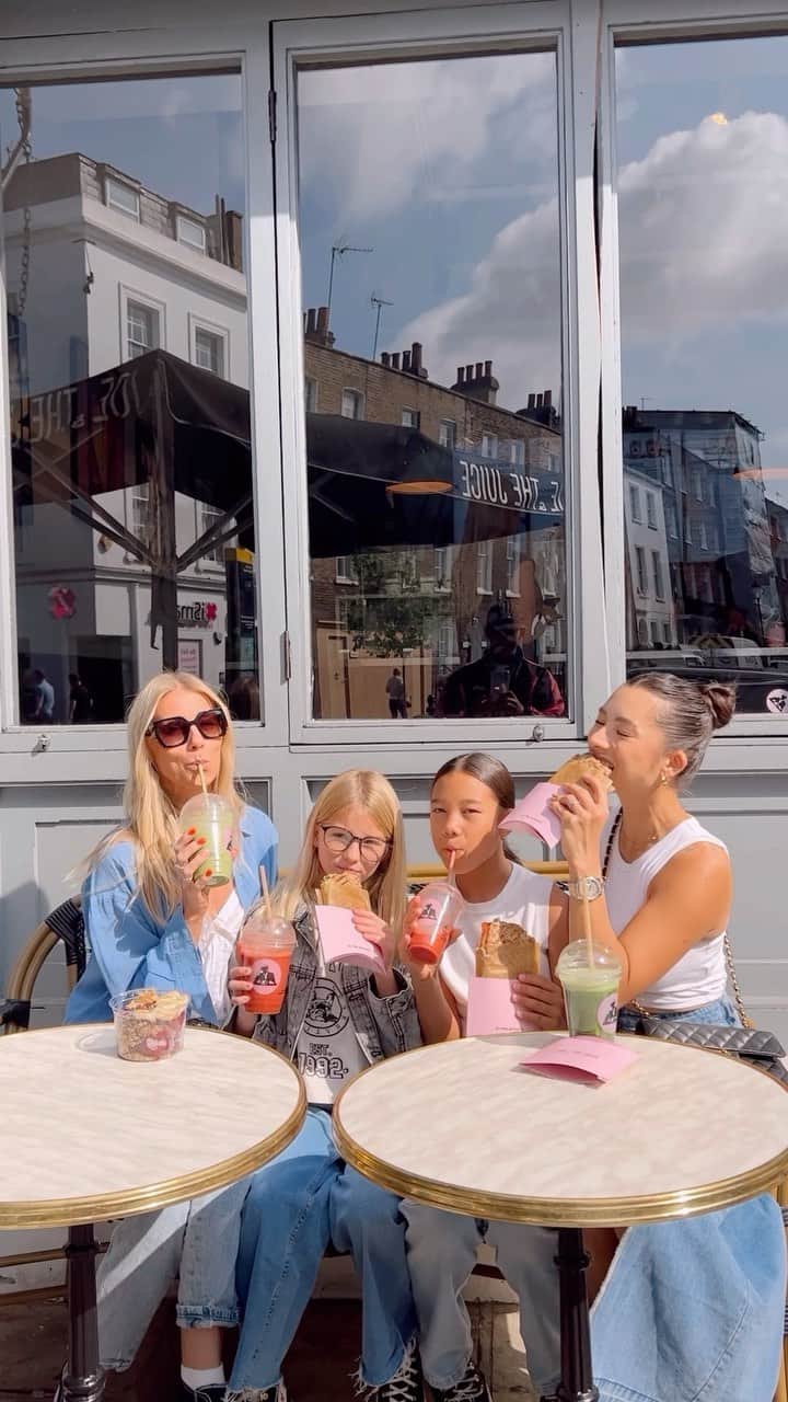 Jennifer Bachdimのインスタグラム：「All day drinking juices, eating sandwiches and strolling around the beautiful city of London 🩷 #London #bff」