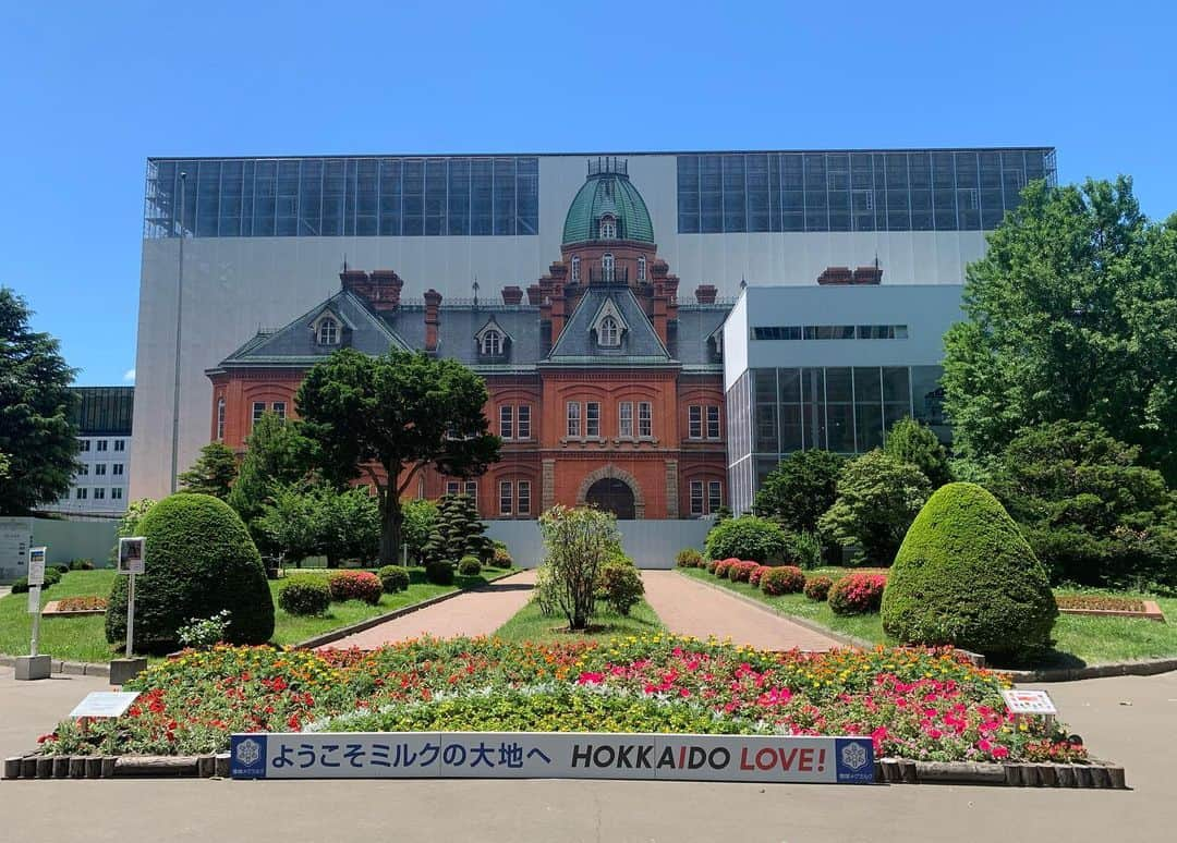 荒木巴さんのインスタグラム写真 - (荒木巴Instagram)「4日間、北海道札幌市でマジックショーでした。 ご覧いただいた皆様、ありがとうございました。 写真はご一緒したミラクルひかるさん、なりまっティさん、太田圭亮さんと。 倖田未來さんにもお世話になりました。 ありがとうございました。 またご一緒できますよう、頑張ります！！  #北海道  #札幌  #さっぽろテレビ塔  #赤れんが庁舎  #女性マジシャン  #荒木巴  #マジックショー  #マジック  #モノマネ  #ミラクルひかる さん #なりまっティ さん #太田圭亮 さん #倖田未來 さん #札幌スタークラブ」6月21日 14時12分 - tomoearaki