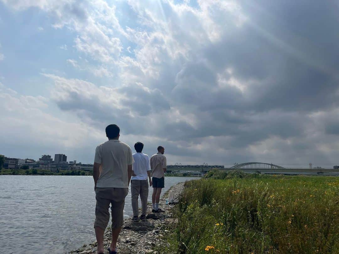 小川あんのインスタグラム：「"aftersun"のcinema photographerのGreg☺︎ 川を歩いて、土くんが水切りしてるというサプライズ。 みんなでごろごろ水切りした。  2023.6.19」