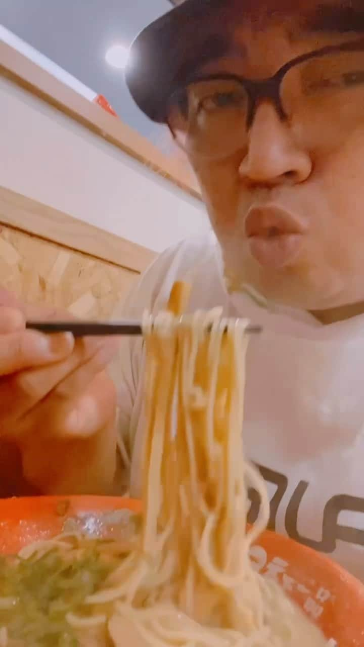 デッカチャンのインスタグラム：「天下一品のこってりMAXを食べました！ トミタ栞ちゃんの「ラーメンウォーアイニー」で動画作ってみました。 #天下一品 #こってりMAX #トミタ栞 #ラーメンウォーアイニー  #ラーメン #恵比寿ラーメン #こってり  #こってりラーメン #こってり唐揚げ #こってりチャーハン #食レポ #デッカチャン #気付いちゃったマーチ  #ワーイワイ #ラーメン好きと繋がりたい  #唐揚げ好きと繋がりたい #チャーハン好きと繋がりたい」