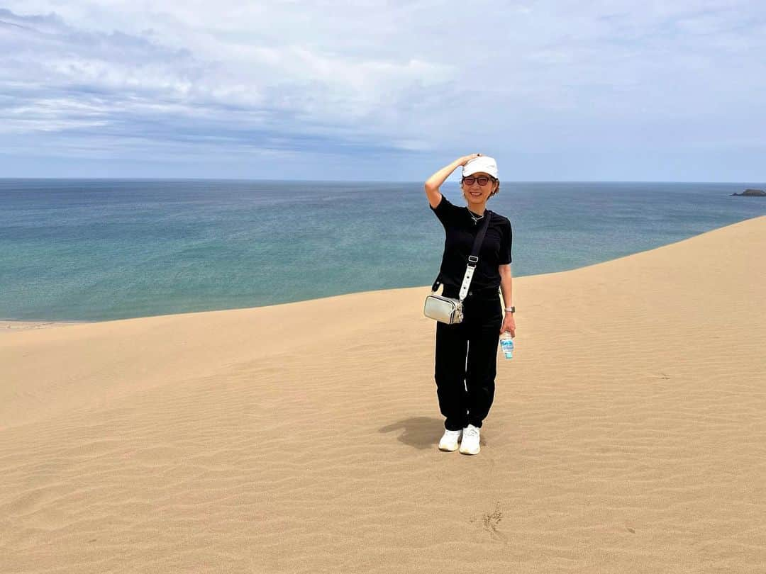 水村リアさんのインスタグラム写真 - (水村リアInstagram)「🇪🇬🏜️  一生に一回は絶対行きたい、エジプト🇪🇬 歴史テストが常に40%以下だったわたしでも、エジプトの歴史は大好きです。  とりあえず日本のエジプトらしきところへ行ってきました✈️  【鳥取・島根の旅】 2泊3日  絶対行きたかった鳥取砂丘。 リアル砂丘はもちろん良かったんだけど、 なにより近くにある『砂の美術館』めっちゃくちゃ良かった😍 年単位なのか、テーマとなる国が変わるらしいのだけど わたしの大好きなエジプトがテーマでした😍 そんなに大きい敷地ではない施設だけど、 どれも素晴らしかった🥹  行ってよかったなあ。 このためだけでも、また鳥取行きたいぐらい。  島根編はまた別の投稿で🖐️  𓏸꙳⋆⸜⸜˙ 𓏸꙳⋆⸜⸜˙ 𓏸꙳⋆⸜⸜˙ 𓏸꙳⋆⸜⸜˙ 𓏸꙳⋆⸜⸜˙ 𓏸꙳⋆⸜⸜˙ 𓏸꙳⋆⸜⸜˙ #鳥取 #鳥取砂丘 #砂丘 #砂の美術館 #日本旅行 #行ったことがない場所に行ってみたい」6月21日 14時19分 - leah_mizumura