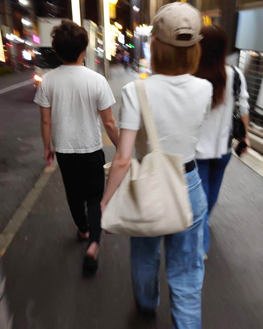 潮みかのインスタグラム：「🚶‍♀️🚶‍♀️🚶‍♀️🚶‍♀️  東京での滞在先は 友達夫婦、家主弟、私の 4人暮らしとなっております👨‍👩‍👧‍👦  ４月から毎月1週間程お世話になっており 今月はなんと1カ月間滞在予定で なんかもう家族感えぐいです 居候、甘えきっております  しかも家事やったら褒めてくれます  甘やかしのプロ達です  この日はサイゼパーティーでした🎉🪅  サイゼってほんと楽しい 大好き  #居候 #サイゼリヤ #私の友達はみんなサイゼが大好き #あとくら寿司」