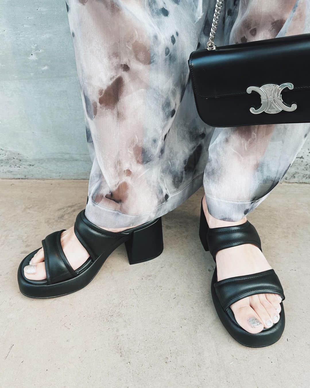 難波サキのインスタグラム：「- @alm._official 🖤  #almshoes #alm #almofficial」